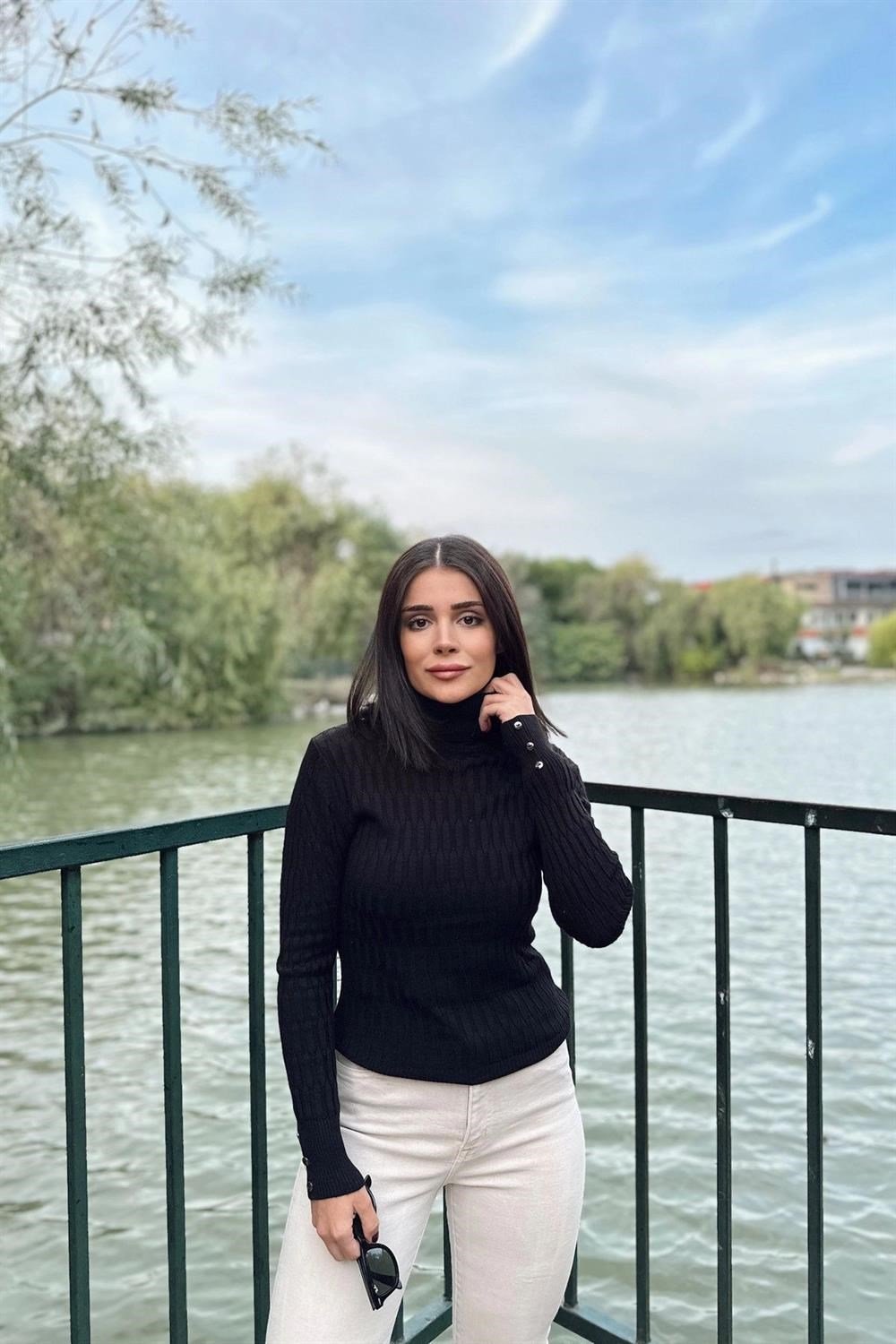 Kadın Siyah Boğazlı Yaka, Uzun Kol, Vucüda Oturan Esnek Kumaş, Düğme Manşet, Örgü Desen, Triko Bluz