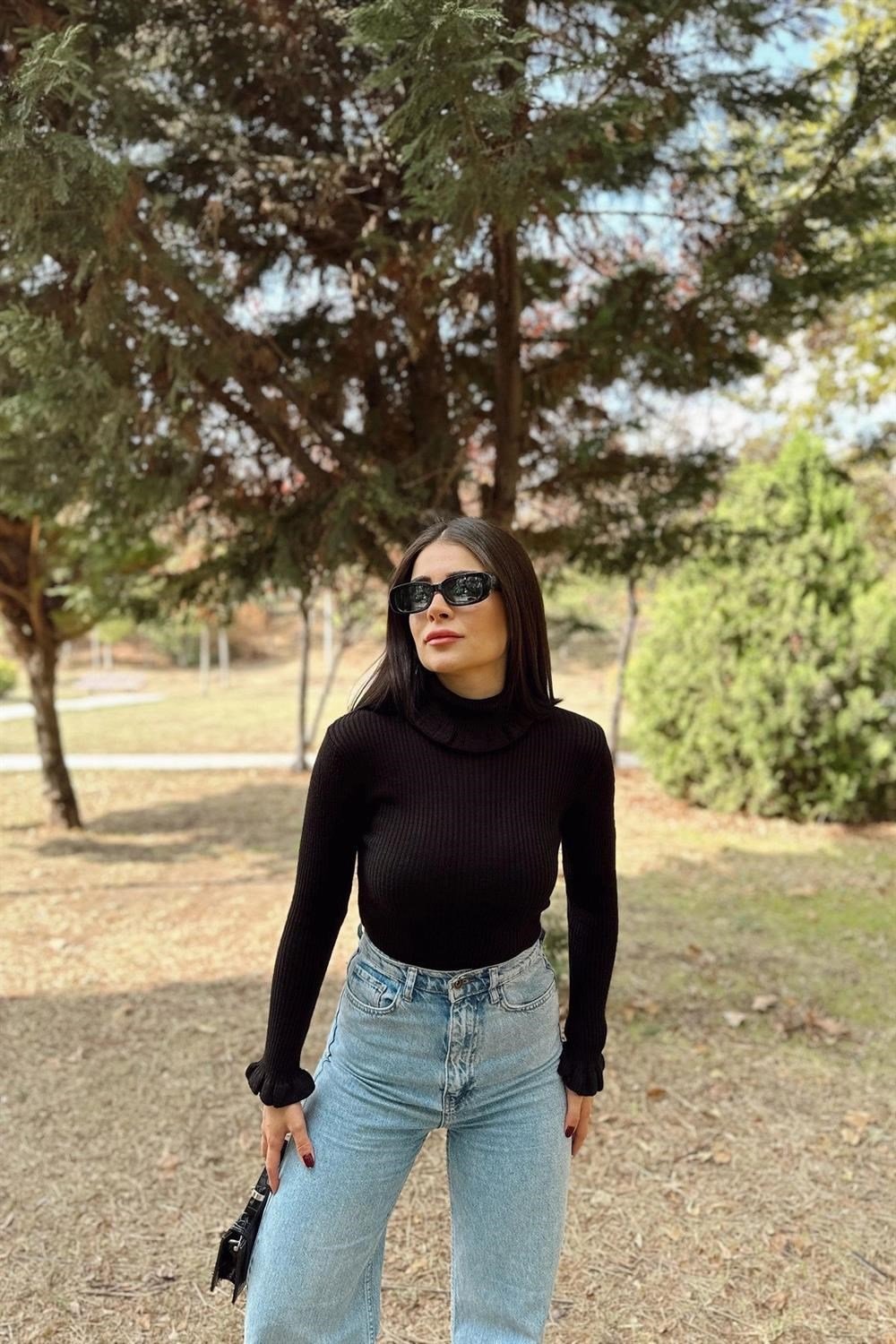Kadın Siyah Fırfırlı Boğazlı Yaka, Uzun Kol, Vucüda Oturan Esnek Kumaş, Düz Desen, Triko Bluz