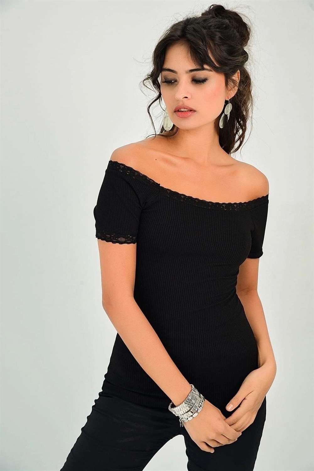 Kadın Siyah Straplez Yaka Kısa Kol, Basic Kaliteli Kumaş, Body Fit Kesim Standart Boy Bluz