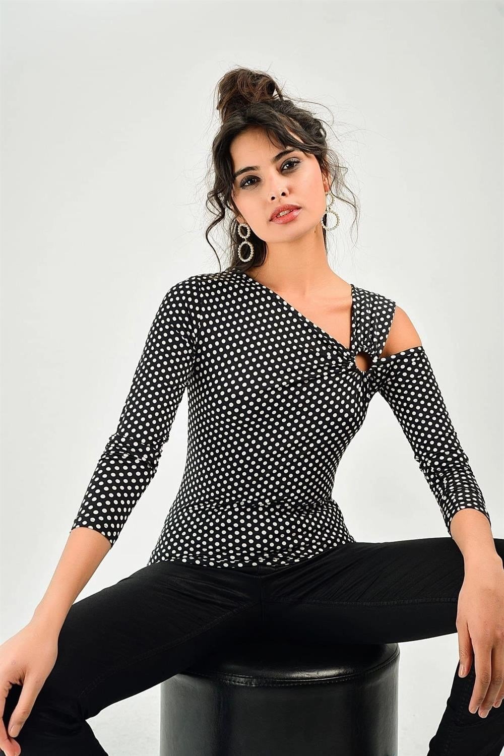 Kadın Siyah Truvakar Kol Tasarım Yaka Omzu Pencere Detaylı Puantiyeli Body Fit Kesim Bluz