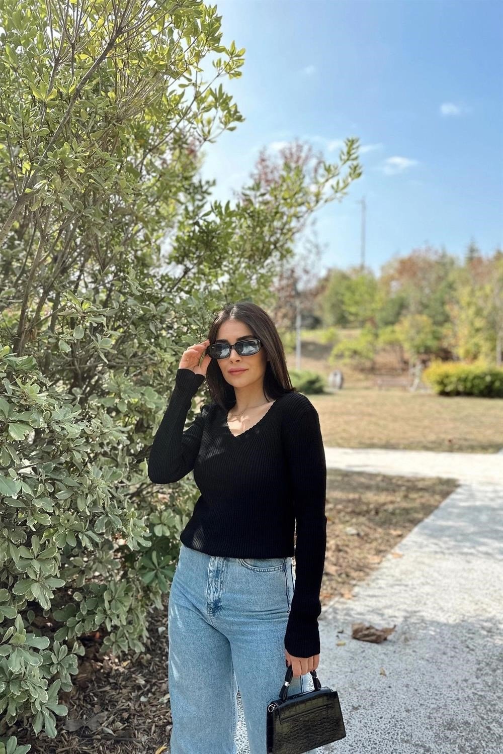 Kadın Siyah V Yaka, Uzun Kol, Vucüda Oturan Kalıp, Esnek Kumaş, Düz Desen, Triko Bluz