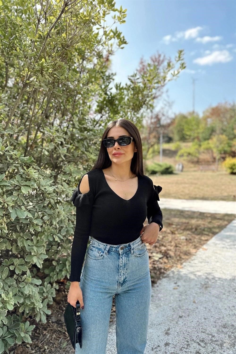 Kadın Siyah V Yaka, Uzun Kol, Vucüda Oturan Esnek Kumaş, Omuzları Fırfır Detaylı, Triko Bluz