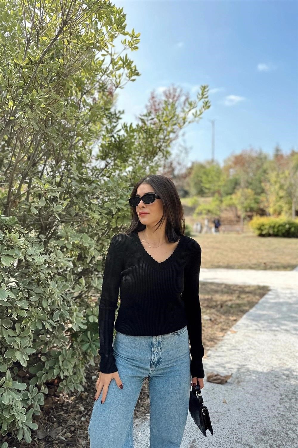 Kadın Siyah V Yaka, Uzun Kol, Vucüda Oturan Kalıp, Esnek Kumaş, Düz Desen, Triko Bluz