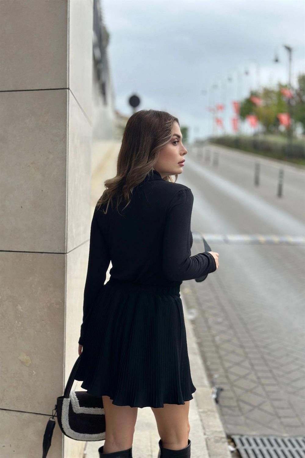 Kadın Siyah Yarım Balıkçı Yaka, Tül Ve İşleme Dekolte Transparan Detaylı, Uzun Kollu, Örme Bluz