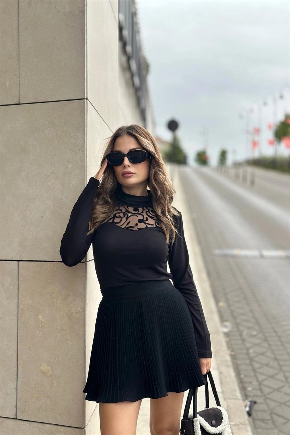 Kadın Siyah Yarım Balıkçı Yaka, Tül Ve İşleme Dekolte Transparan Detaylı, Uzun Kollu, Örme Bluz