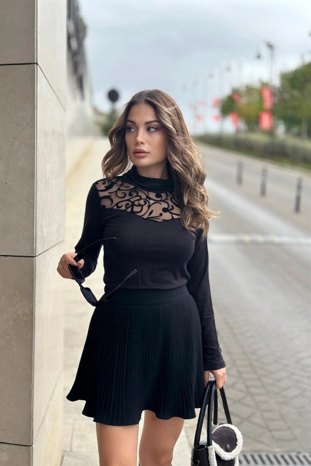 Kadın Siyah Yarım Balıkçı Yaka, Tül Ve İşleme Dekolte Transparan Detaylı, Uzun Kollu, Örme Bluz