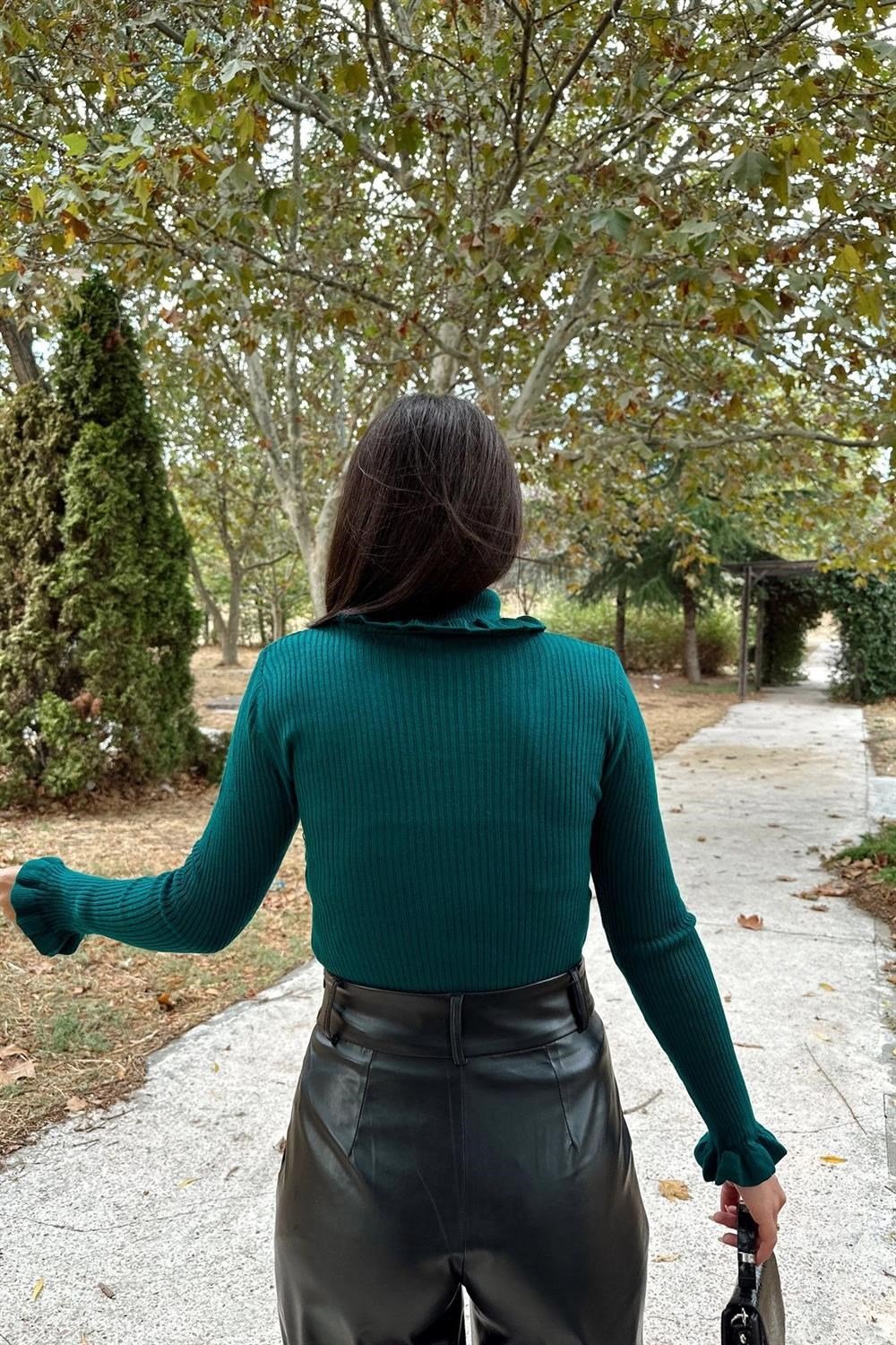 Kadın Zümrüt Yeşili Fırfırlı , Uzun Kol, Vucüda Oturan Esnek Kumaş, Düz Desen, Triko Bluz