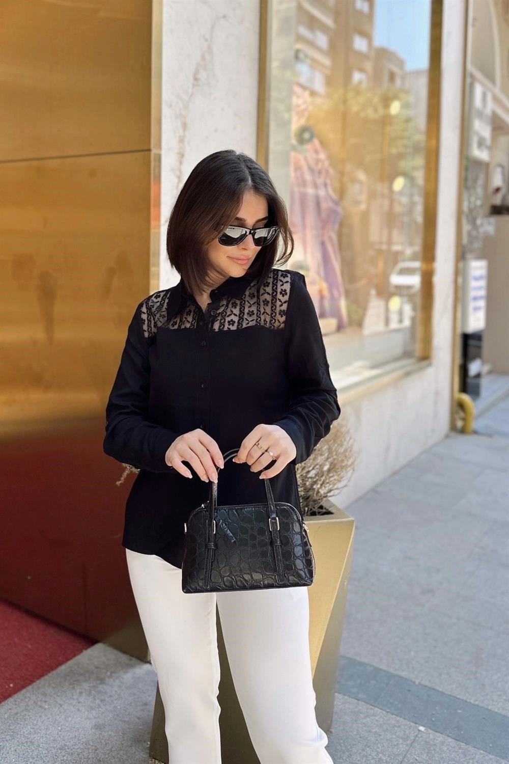 Siyah Klasik Yaka, Uzun Kol, Düz Kumaş, Regular Kesim, Omzu Transparan, İşlemeli Tül Detay Gömlek