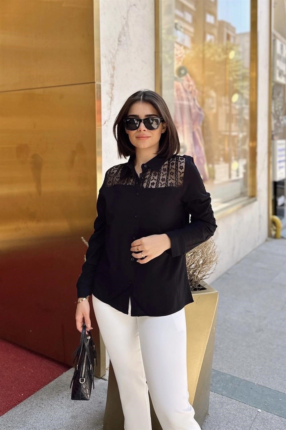 Siyah Klasik Yaka, Uzun Kol, Düz Kumaş, Regular Kesim, Omzu Transparan, İşlemeli Tül Detay Gömlek