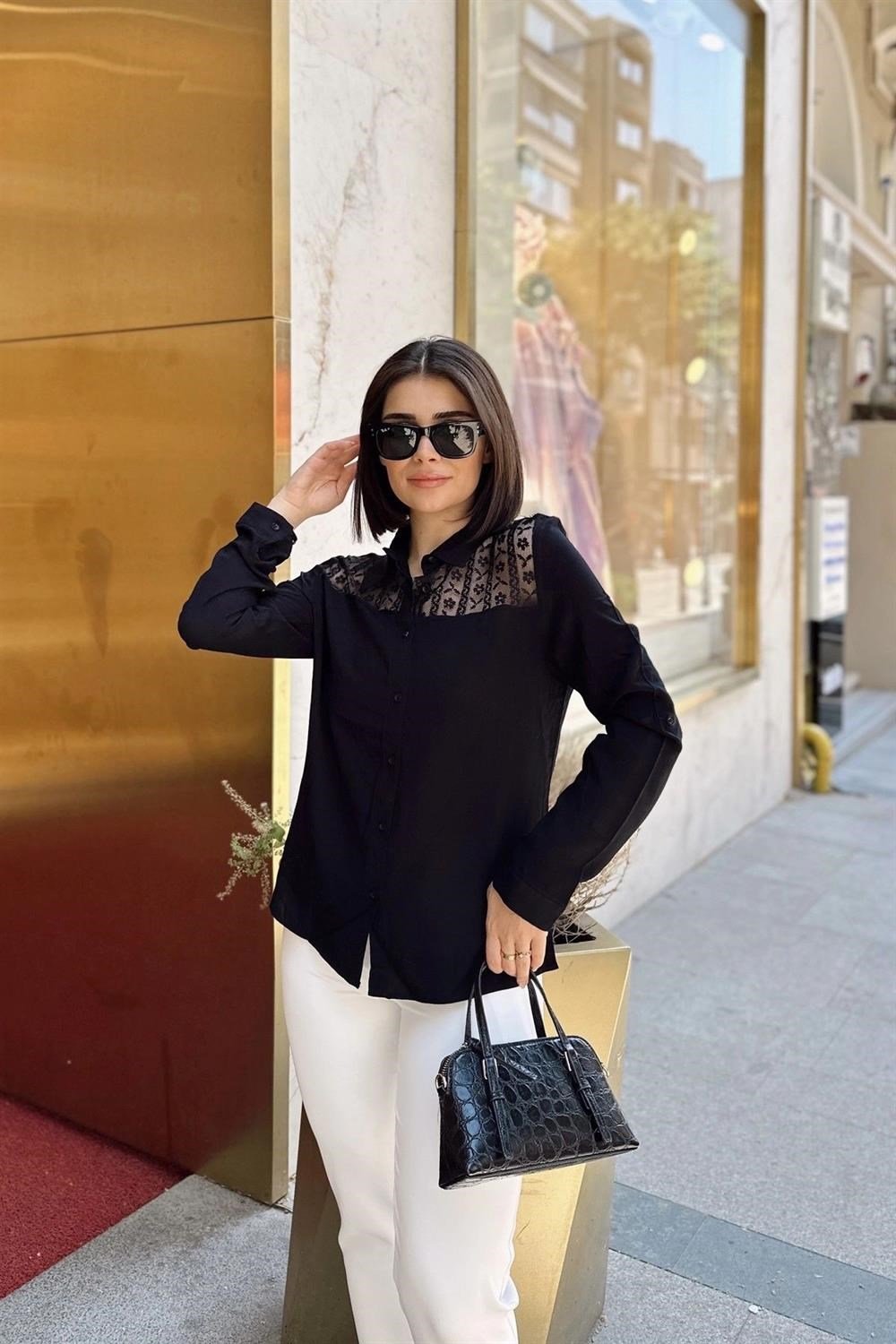 Siyah Klasik Yaka, Uzun Kol, Düz Kumaş, Regular Kesim, Omzu Transparan, İşlemeli Tül Detay Gömlek