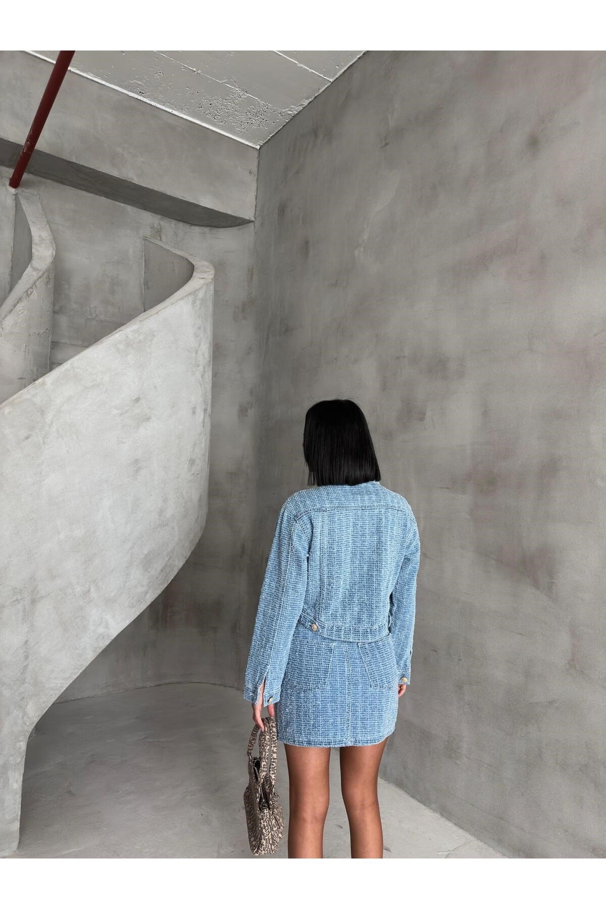 Kadın Mavi Dokulu Denim Crop Ceket ve Mini Etek 2'li Takım