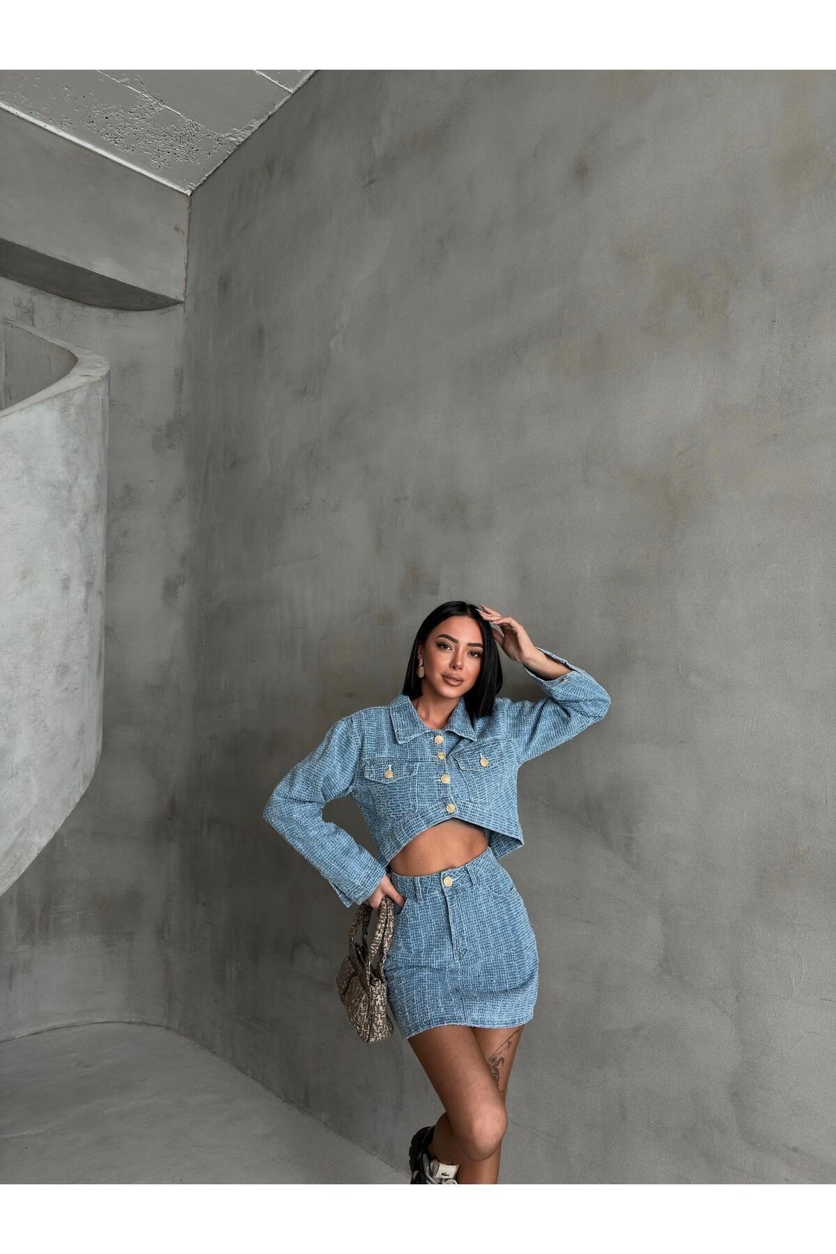 Kadın Mavi Dokulu Denim Crop Ceket ve Mini Etek 2'li Takım