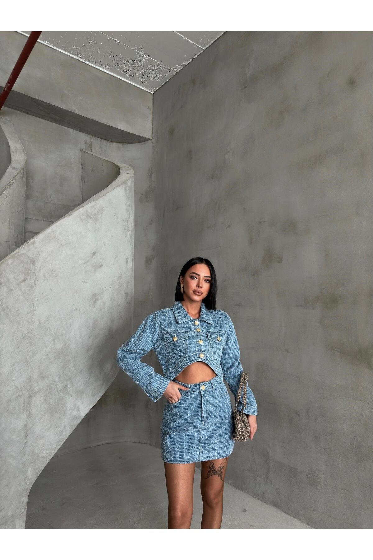 Kadın Mavi Dokulu Denim Crop Ceket ve Mini Etek 2'li Takım