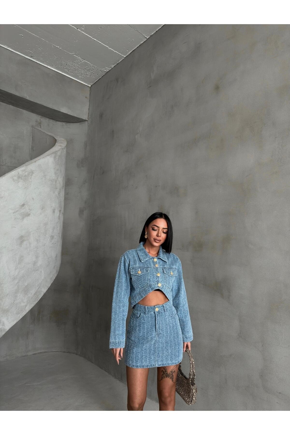 Kadın Mavi Dokulu Denim Crop Ceket ve Mini Etek 2'li Takım