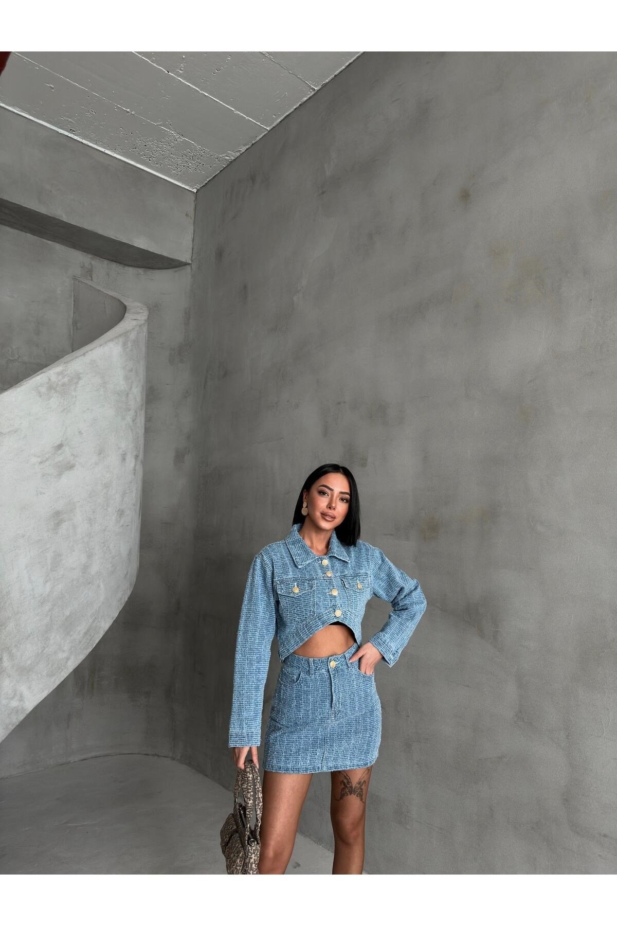 Kadın Mavi Dokulu Denim Crop Ceket ve Mini Etek 2'li Takım