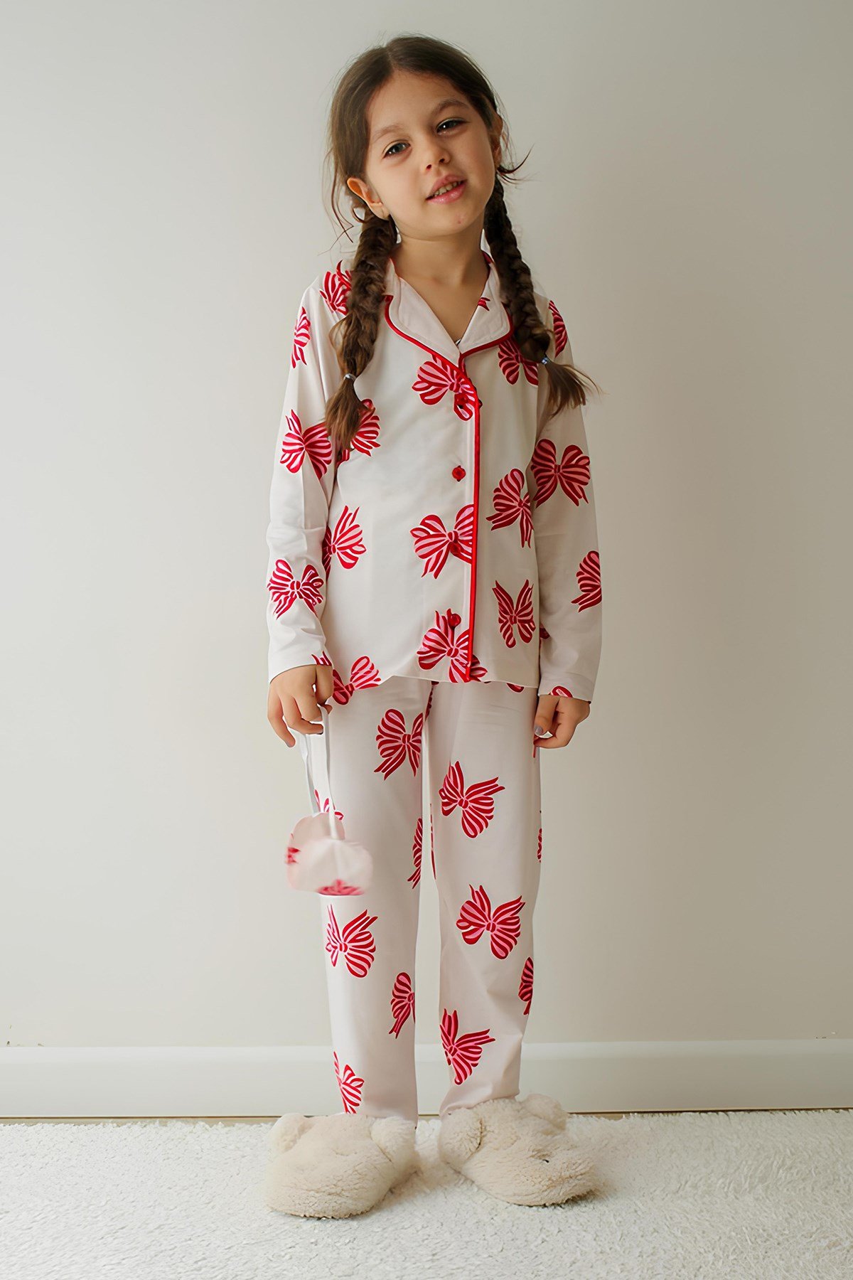 Kız Çocuk Pamuklu Süet Ekru Kelebek Desenli Gömlek Yaka Uyku Bantlı Düğmeli Uzun Kollu Pijama Takımı