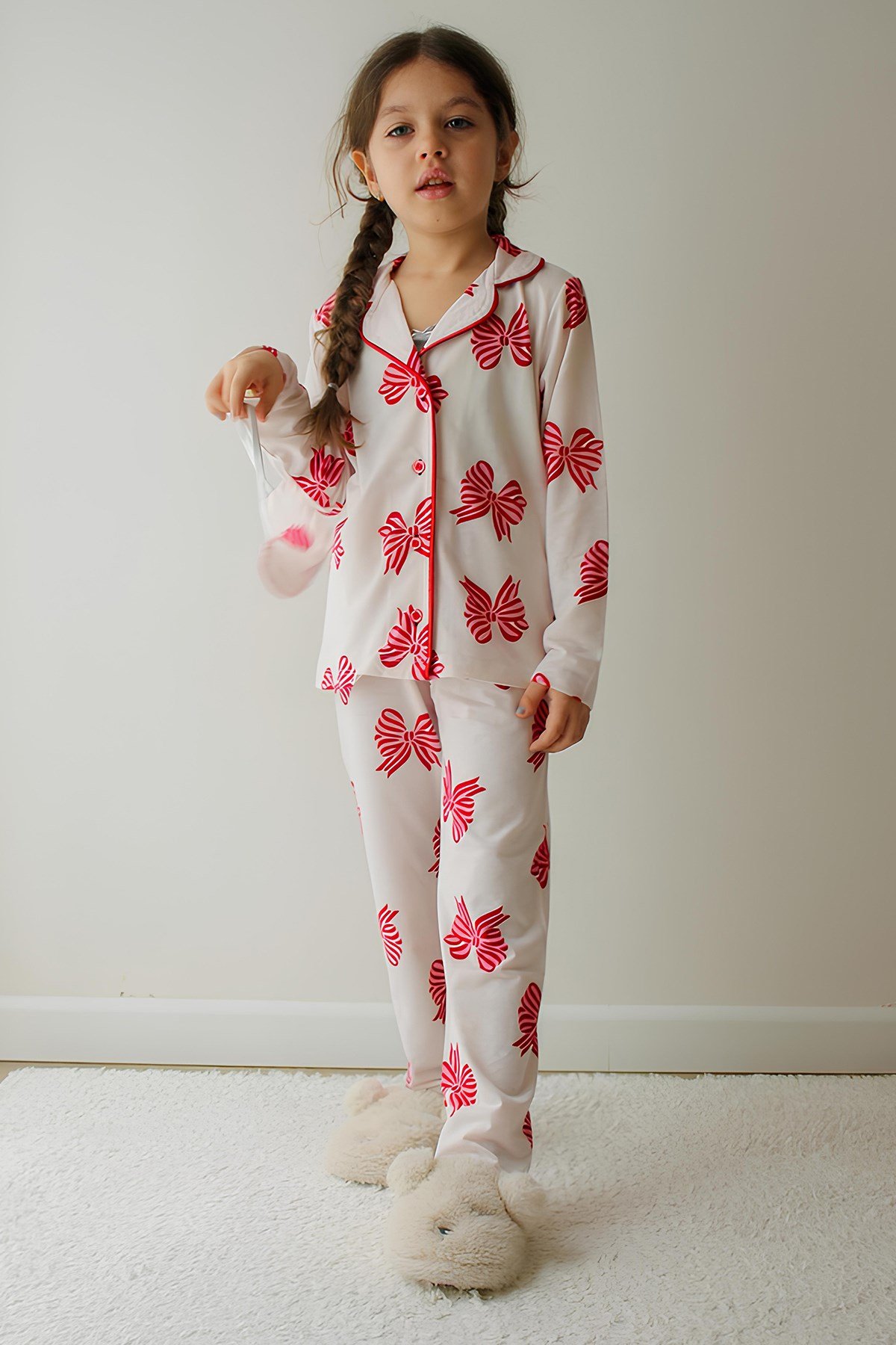 Kız Çocuk Pamuklu Süet Ekru Kelebek Desenli Gömlek Yaka Uyku Bantlı Düğmeli Uzun Kollu Pijama Takımı