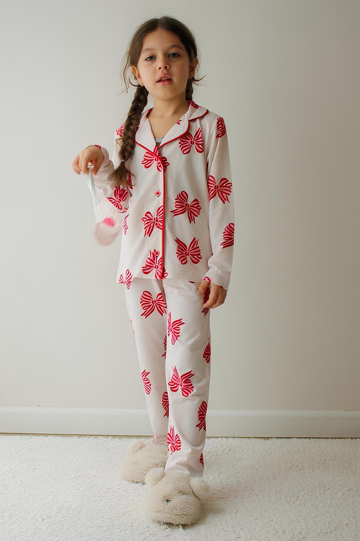 Kız Çocuk Pamuklu Süet Ekru Kelebek Desenli Gömlek Yaka Uyku Bantlı Düğmeli Uzun Kollu Pijama Takımı