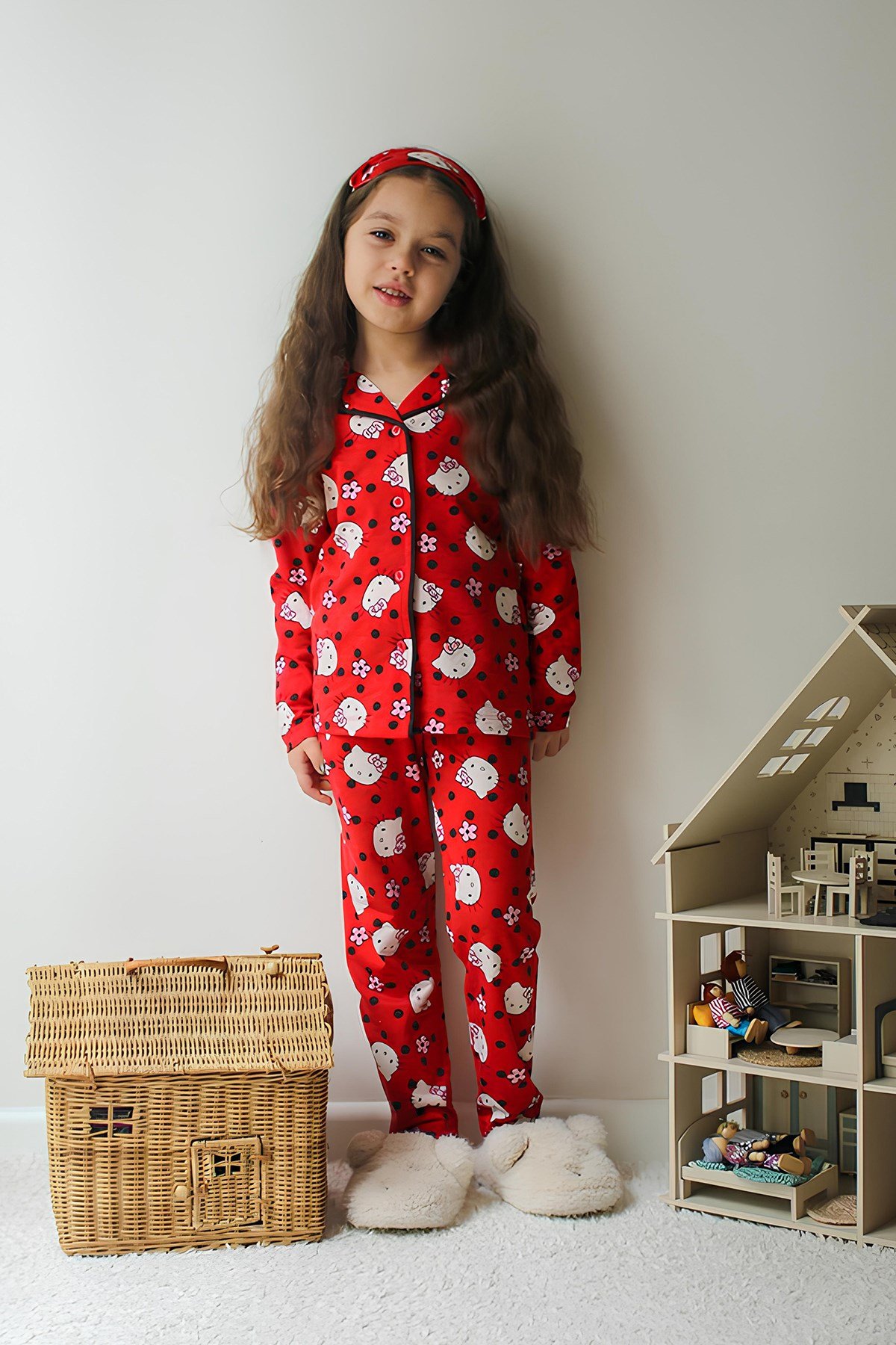 Kız Çocuk Pamuklu Süet Kırmızı Hello Desen Gömlek Yaka Uyku Bantlı Düğmeli Uzun Kollu Pijama Takımı