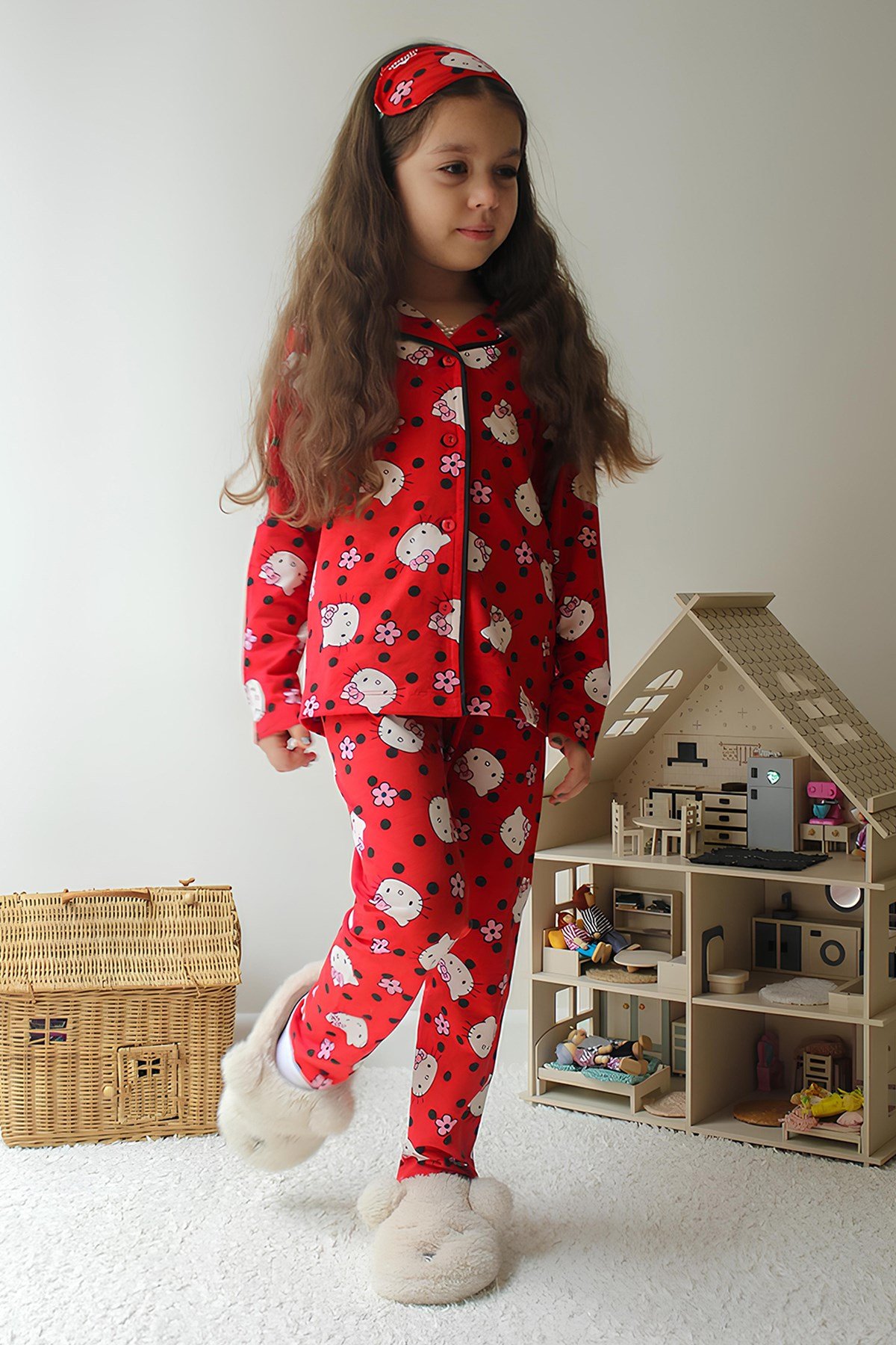 Kız Çocuk Pamuklu Süet Kırmızı Hello Desen Gömlek Yaka Uyku Bantlı Düğmeli Uzun Kollu Pijama Takımı