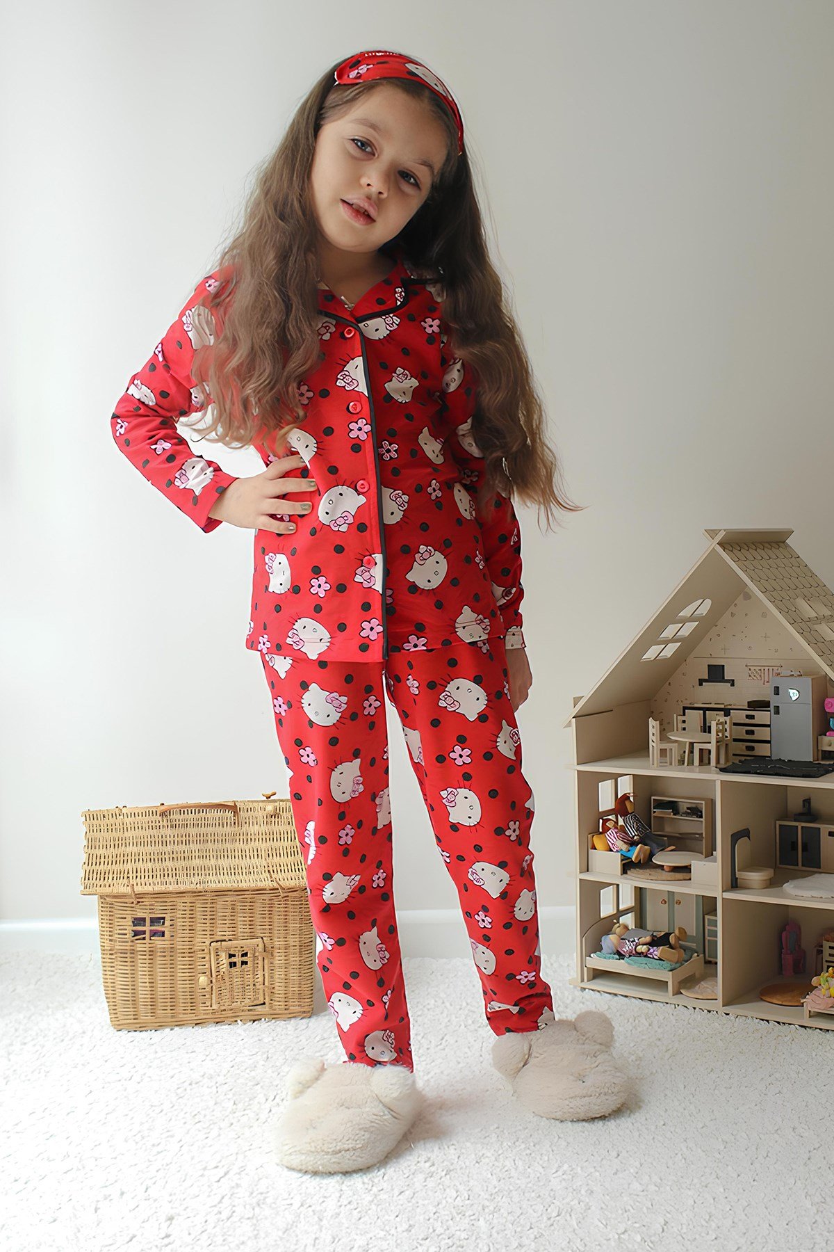 Kız Çocuk Pamuklu Süet Kırmızı Hello Desen Gömlek Yaka Uyku Bantlı Düğmeli Uzun Kollu Pijama Takımı