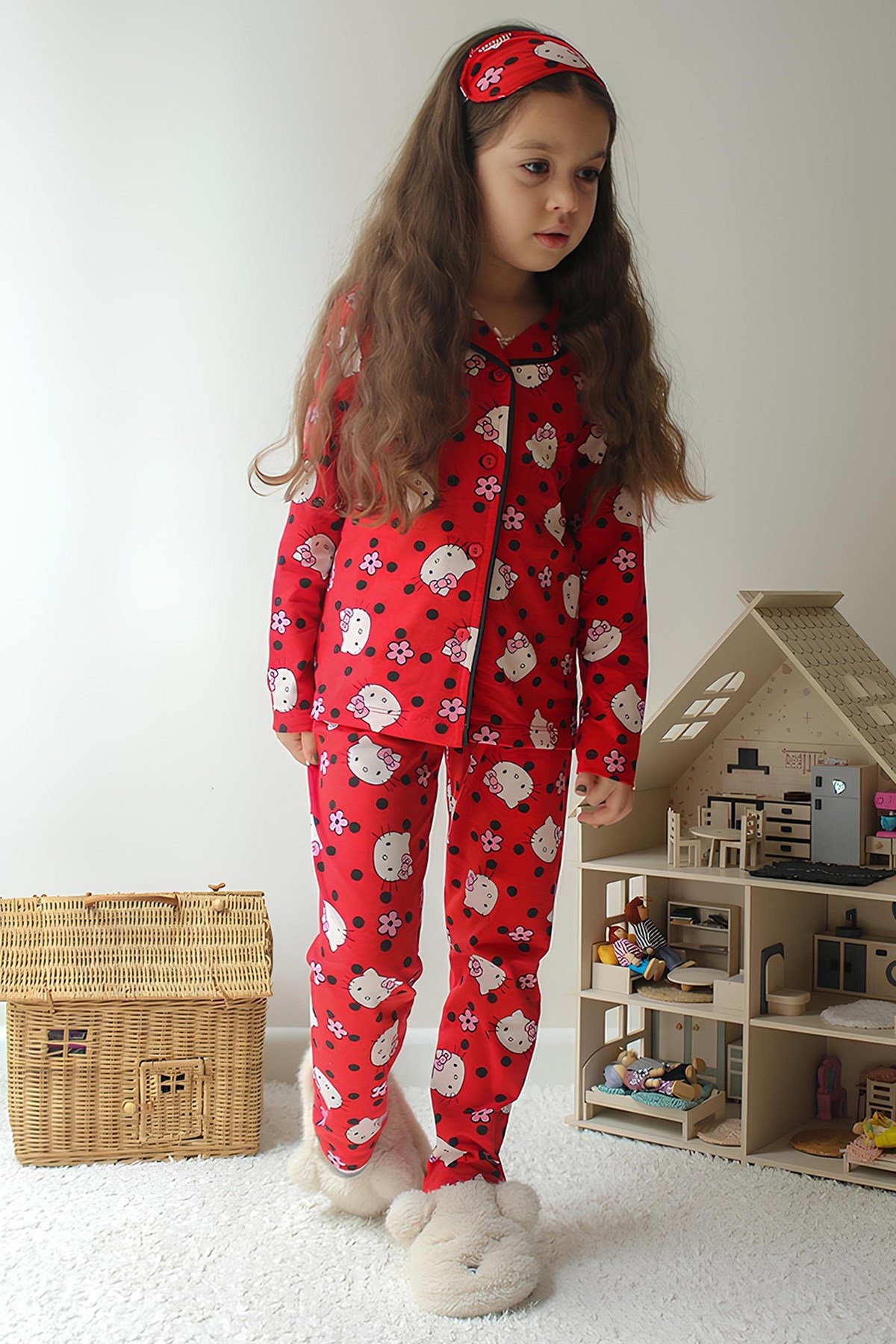 Kız Çocuk Pamuklu Süet Kırmızı Hello Desen Gömlek Yaka Uyku Bantlı Düğmeli Uzun Kollu Pijama Takımı