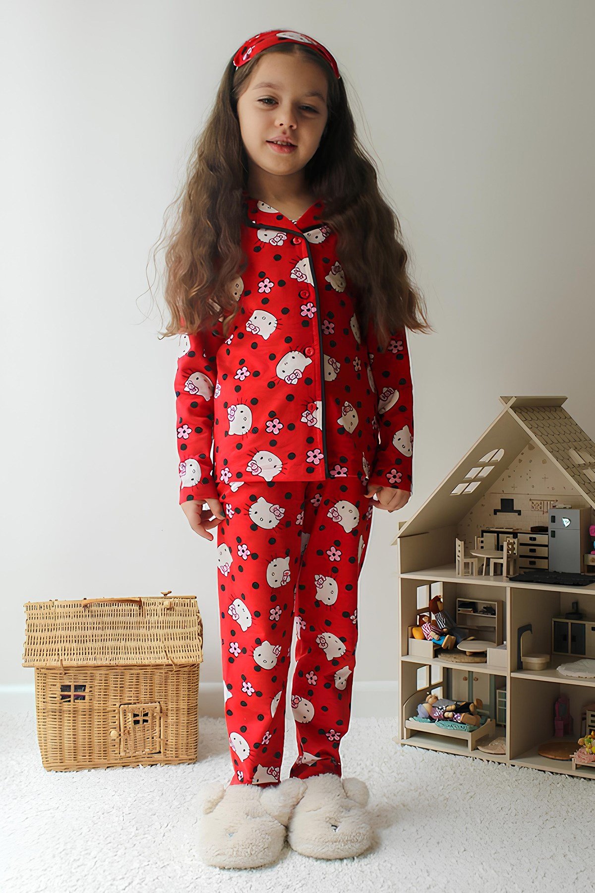 Kız Çocuk Pamuklu Süet Kırmızı Hello Desen Gömlek Yaka Uyku Bantlı Düğmeli Uzun Kollu Pijama Takımı