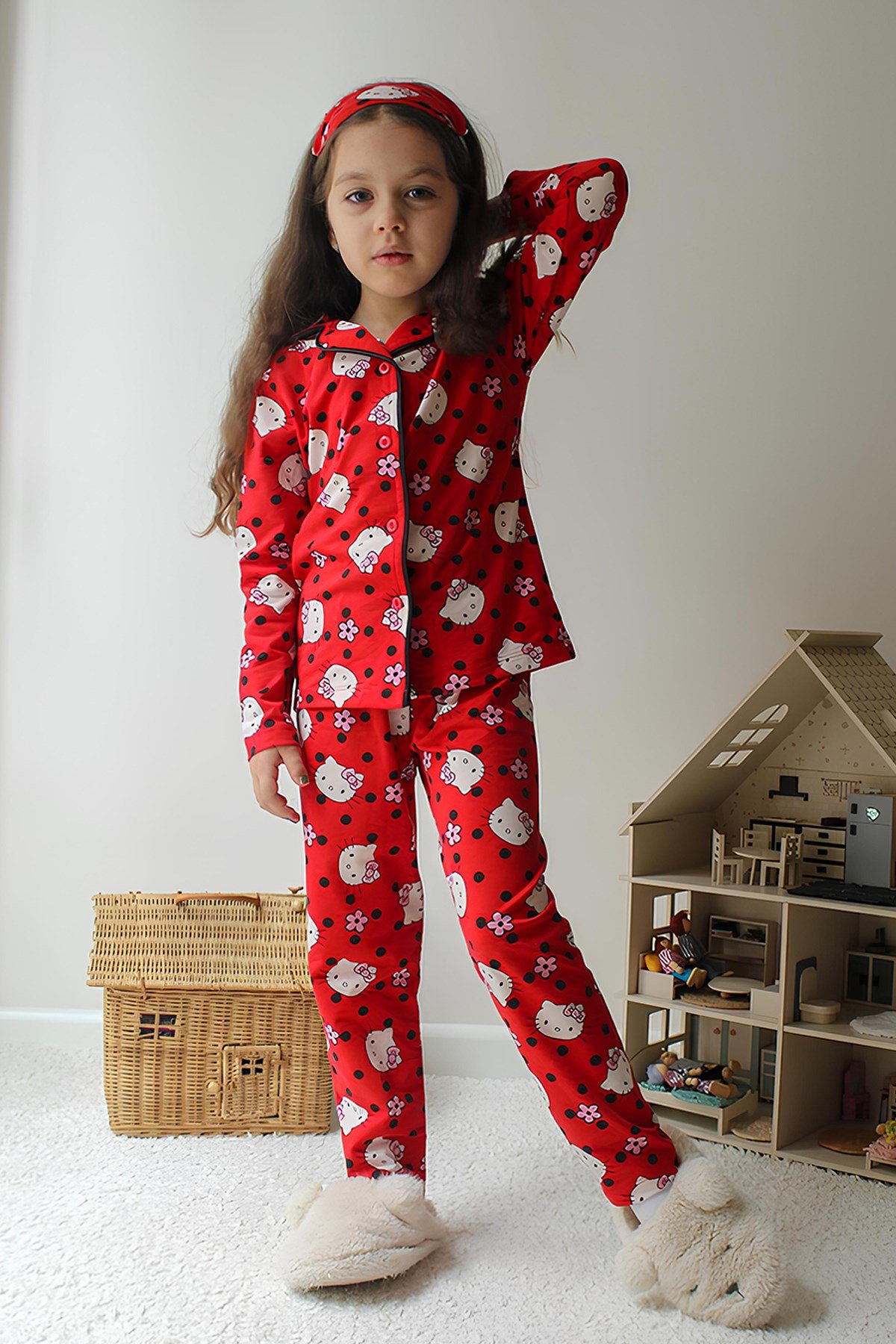 Kız Çocuk Pamuklu Süet Kırmızı Hello Desen Gömlek Yaka Uyku Bantlı Düğmeli Uzun Kollu Pijama Takımı