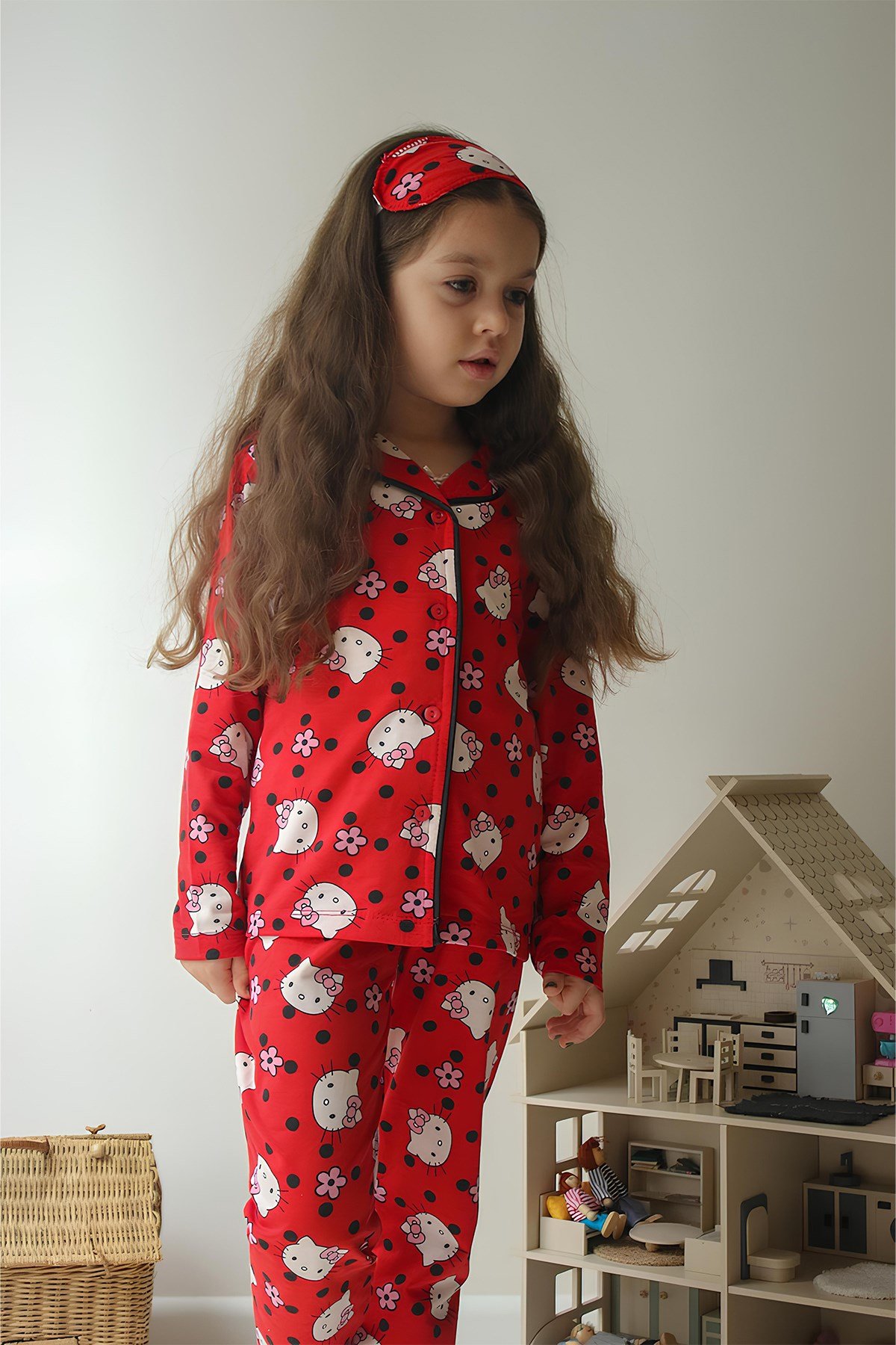 Kız Çocuk Pamuklu Süet Kırmızı Hello Desen Gömlek Yaka Uyku Bantlı Düğmeli Uzun Kollu Pijama Takımı