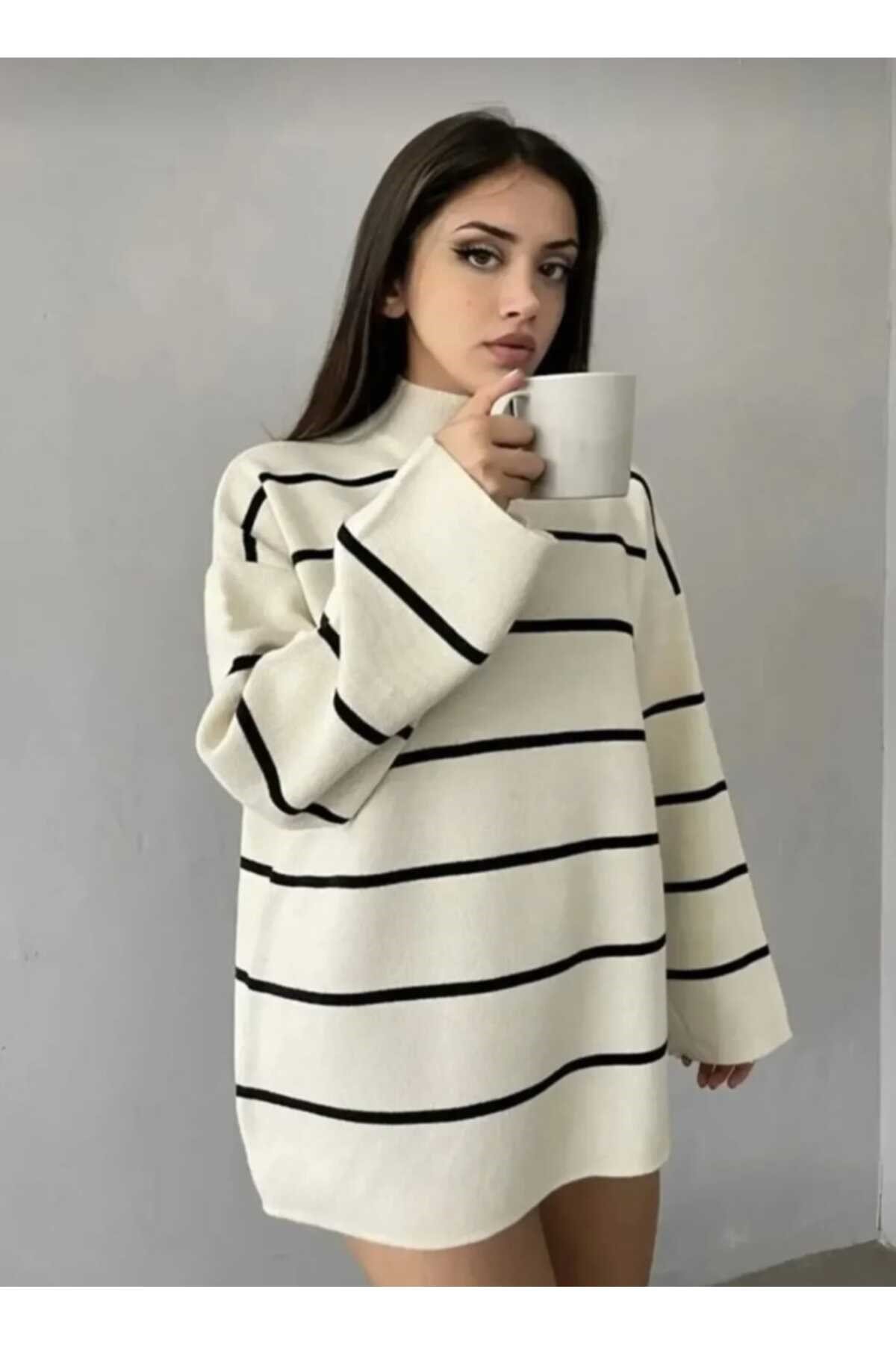 Beyaz Oversize Çizgili Yarım Balıkçı Kadın Triko Tunik Kazak
