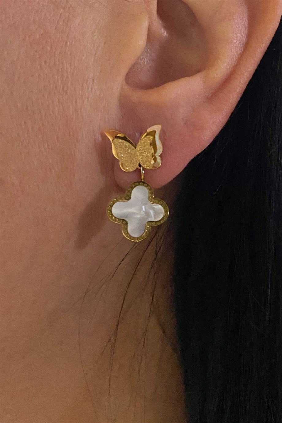 Beyaz Yoncalı Gold Renk Kelebekli Çelik Küpe