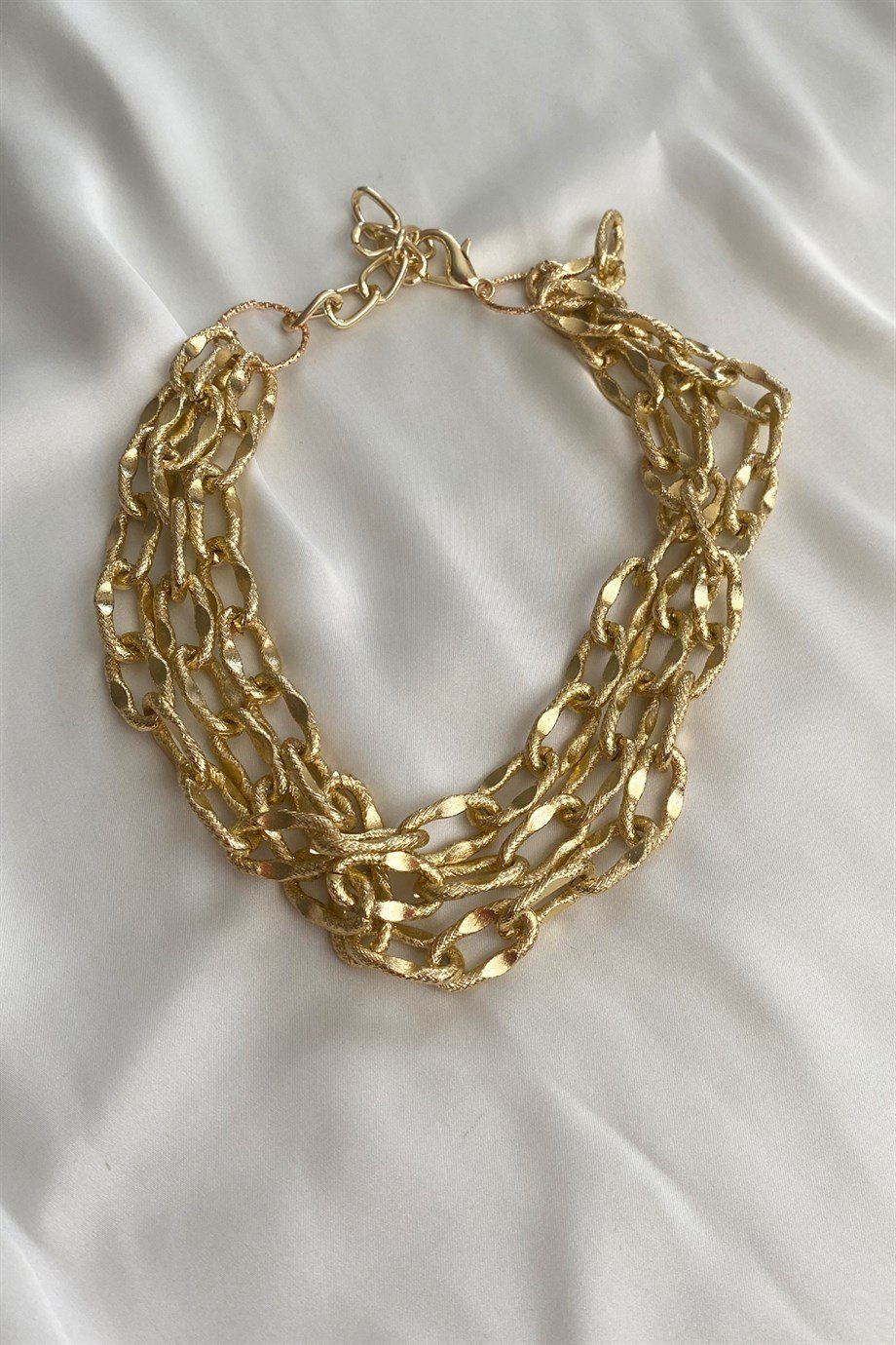 Ezme İşlemeli Üç Sıra Gold Zincir Kolye