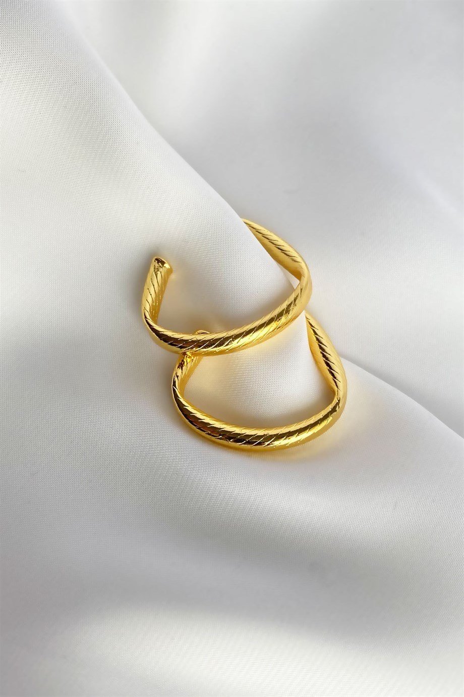 Gold İşlemeli Tasarım Küpe
