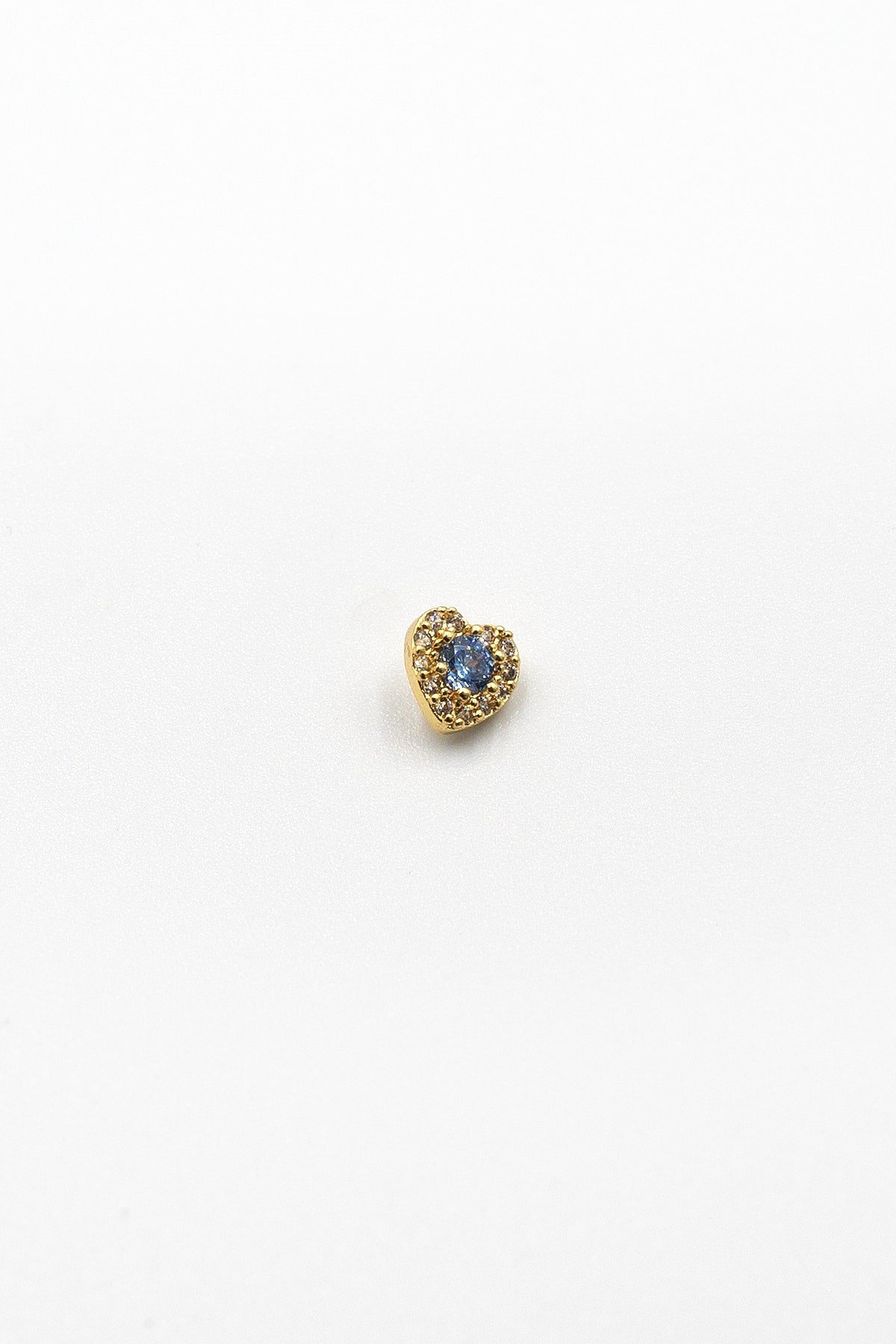 Gold Mavi Taşlı Kalp Tragus Piercing – Şık ve Dayanıklı Anti Alerjik Piercing