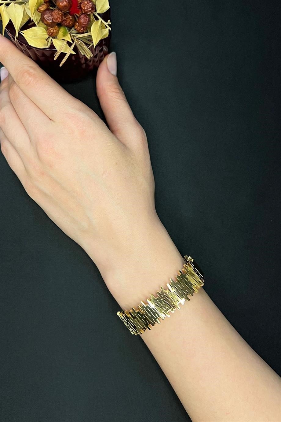 Gold Renk Asimetrik Şeritli Çelik Kelepçe Bileklik