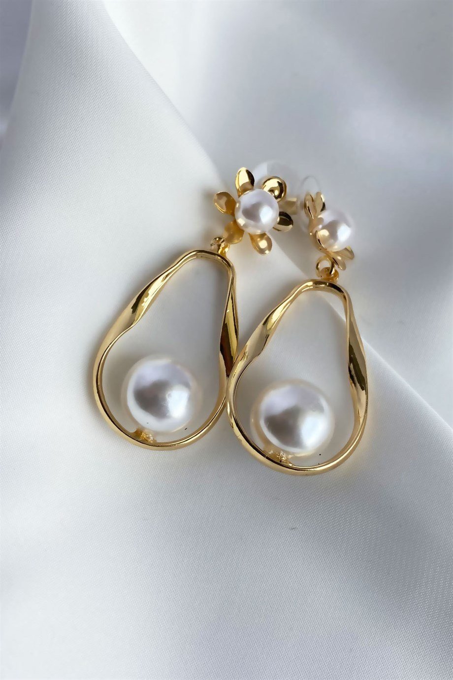 İncili Sallantılı Gold Küpe