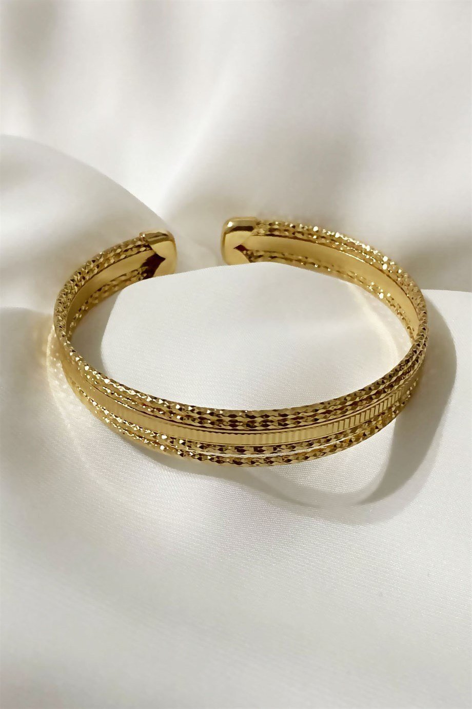İşlemeli Gold Kelepçe Bileklik
