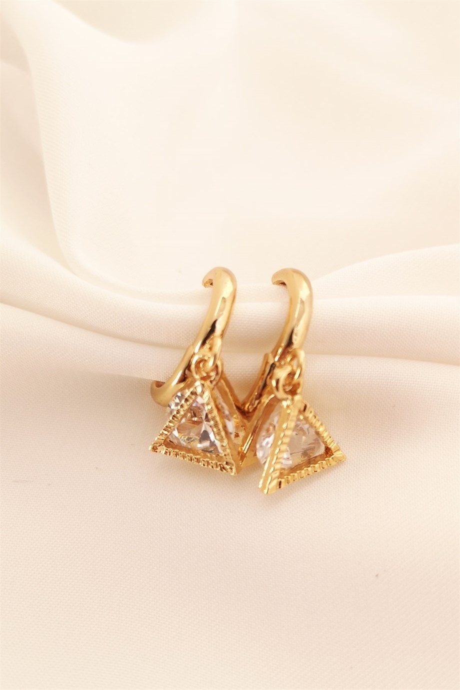 Piramit Figürlü Zirkon Taşlı Gold Küpe