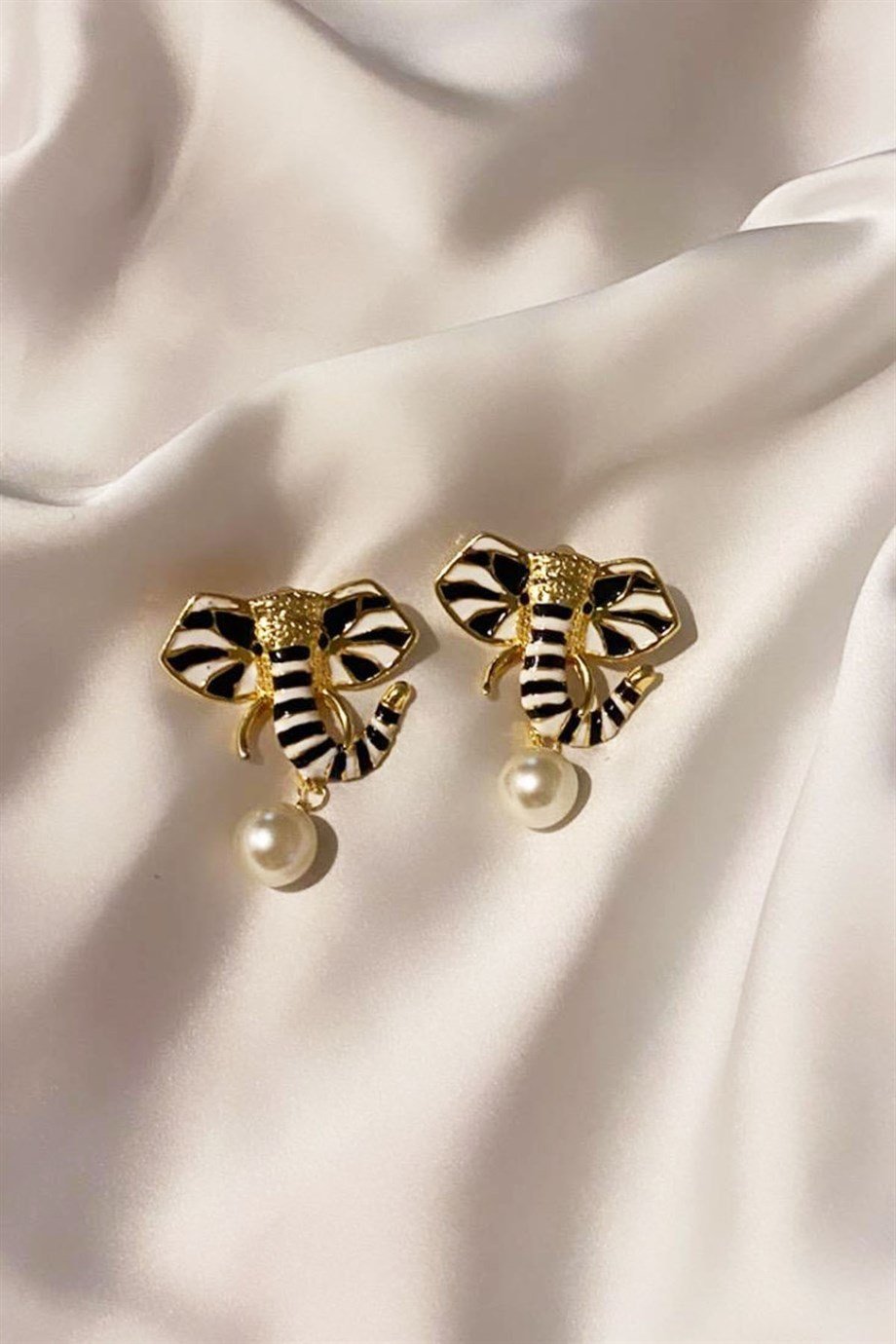 Siyah Beyaz Fil Model Gold Renk Küpe