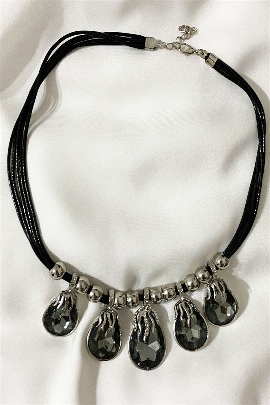 Siyah Taşlı Kristal Kolye