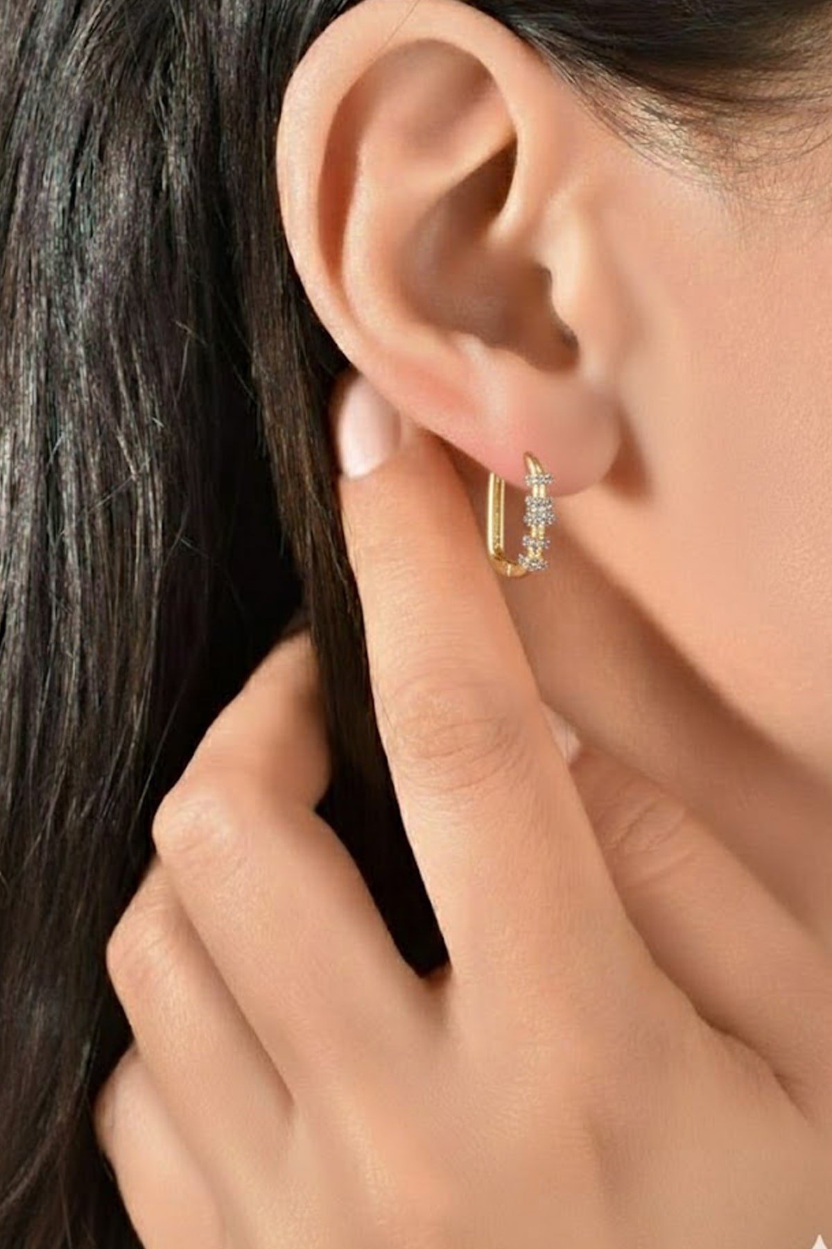 Taşlı Dikdörtgen Gold Vip Küpe – Zirkon Taşlı, Parlak, Klipsli ve Anti Alerjik