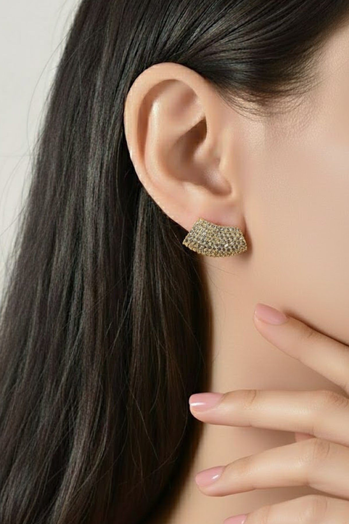 Zirkon Taşlı Gold Küpe – Anti Alerjik, Işıltılı Vidalı Tasarım