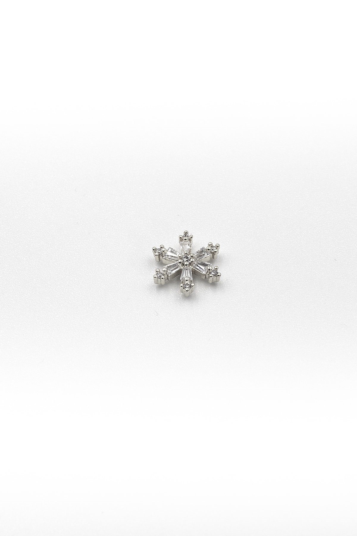 Zirkon Taşlı Kar Tanesi Tragus & Helix Piercing – Gümüş Kaplama, Anti Alerjik, 8 mm