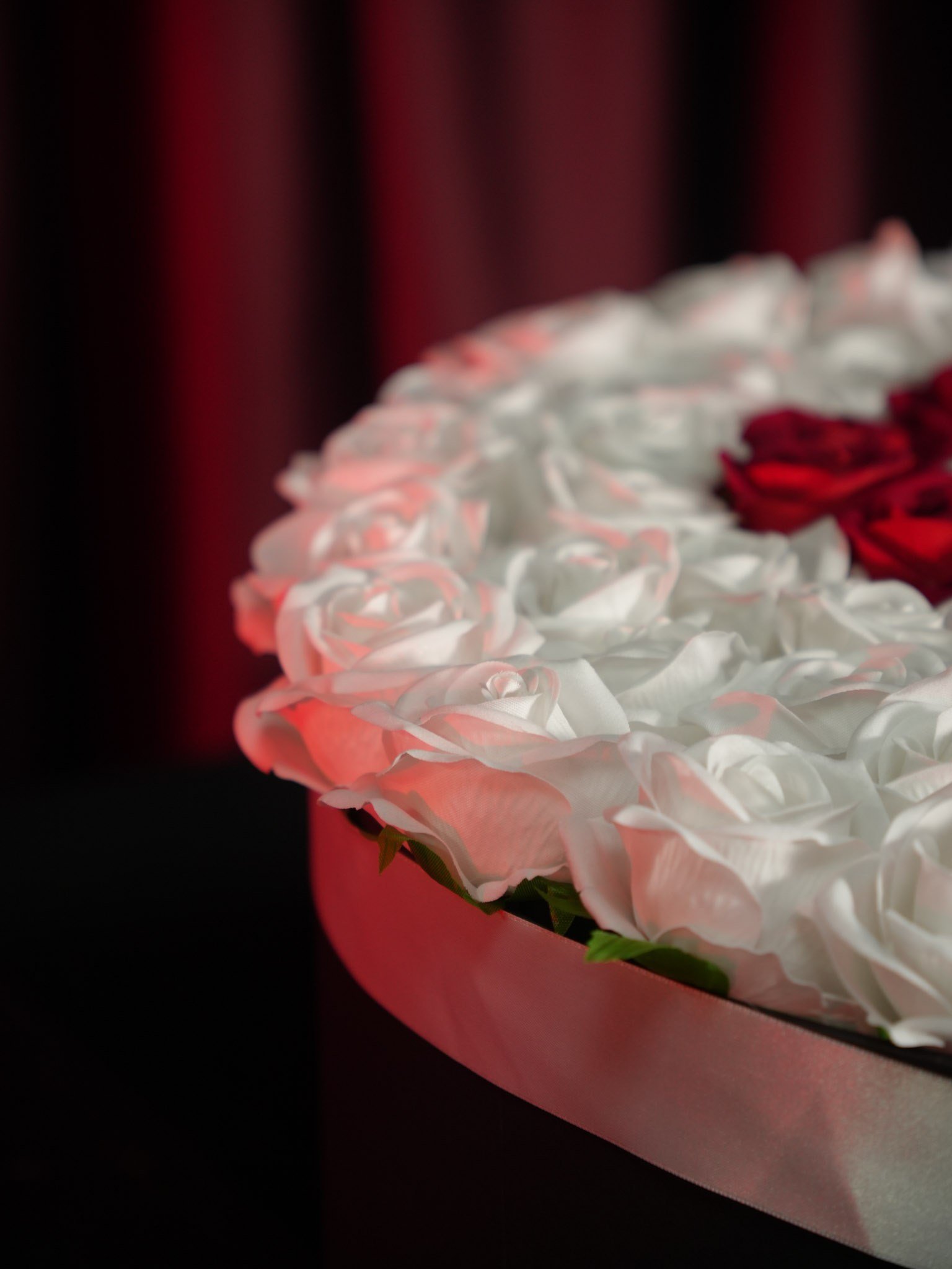 Beyaz gül harfli love box— 50 cm  - BORDO 1791 | İstanbul Gül ve Çikolata Kutusu