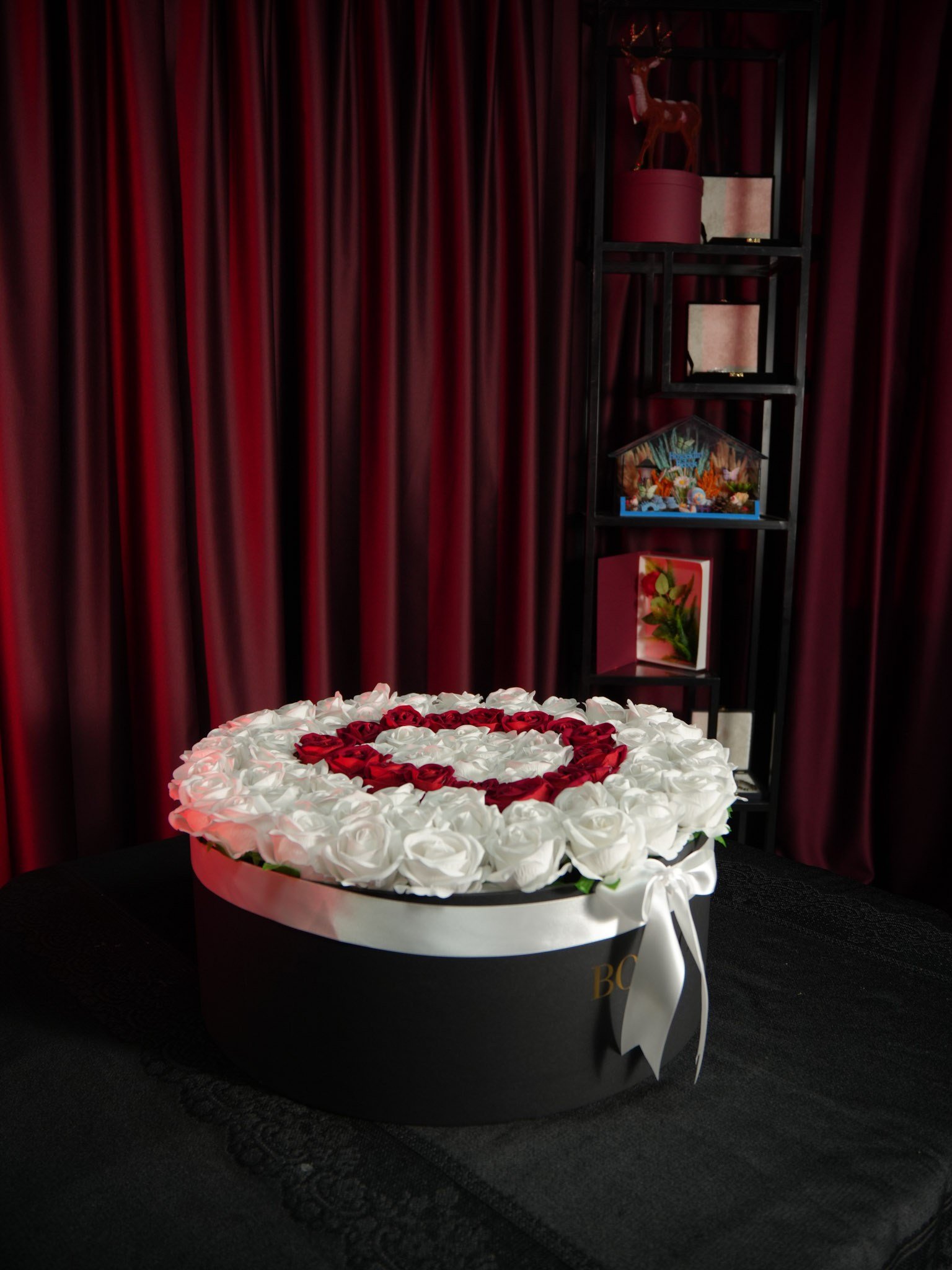 Beyaz gül harfli love box— 50 cm  - BORDO 1791 | İstanbul Gül ve Çikolata Kutusu