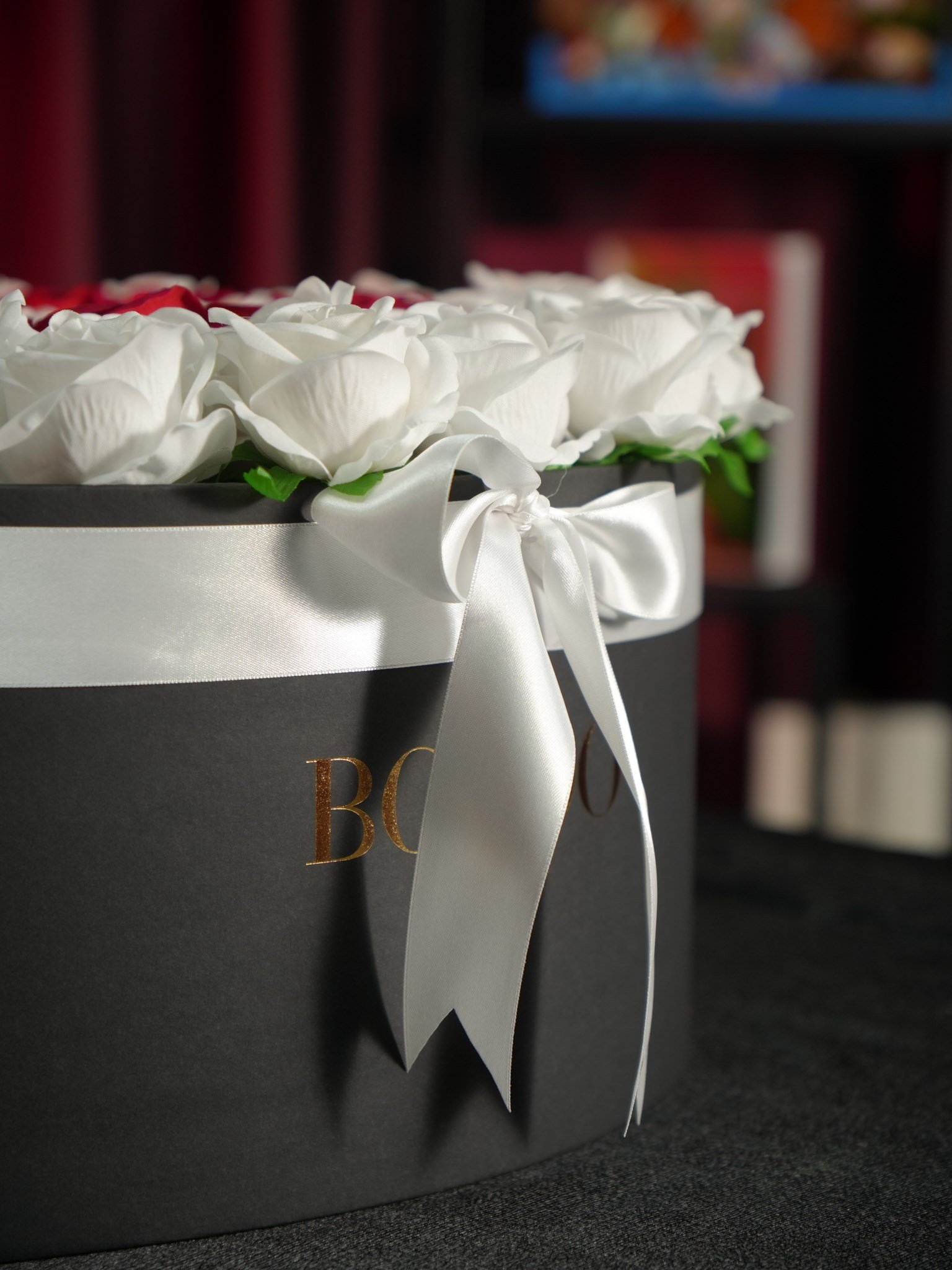 Beyaz gül harfli love box— 50 cm  - BORDO 1791 | İstanbul Gül ve Çikolata Kutusu