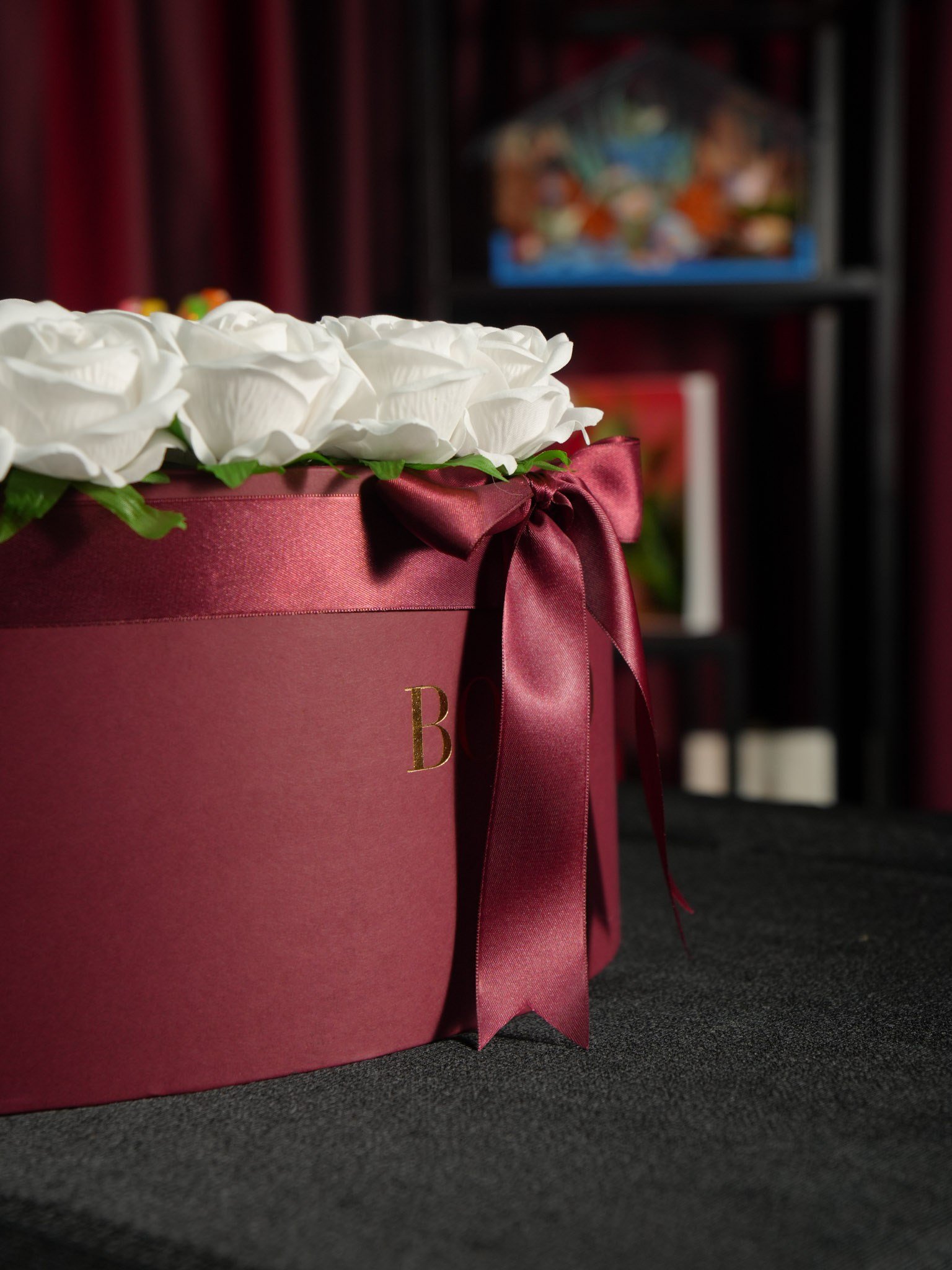 Beyaz Harfli Love Box - BORDO 1791 | İstanbul Gül ve Çikolata Kutusu