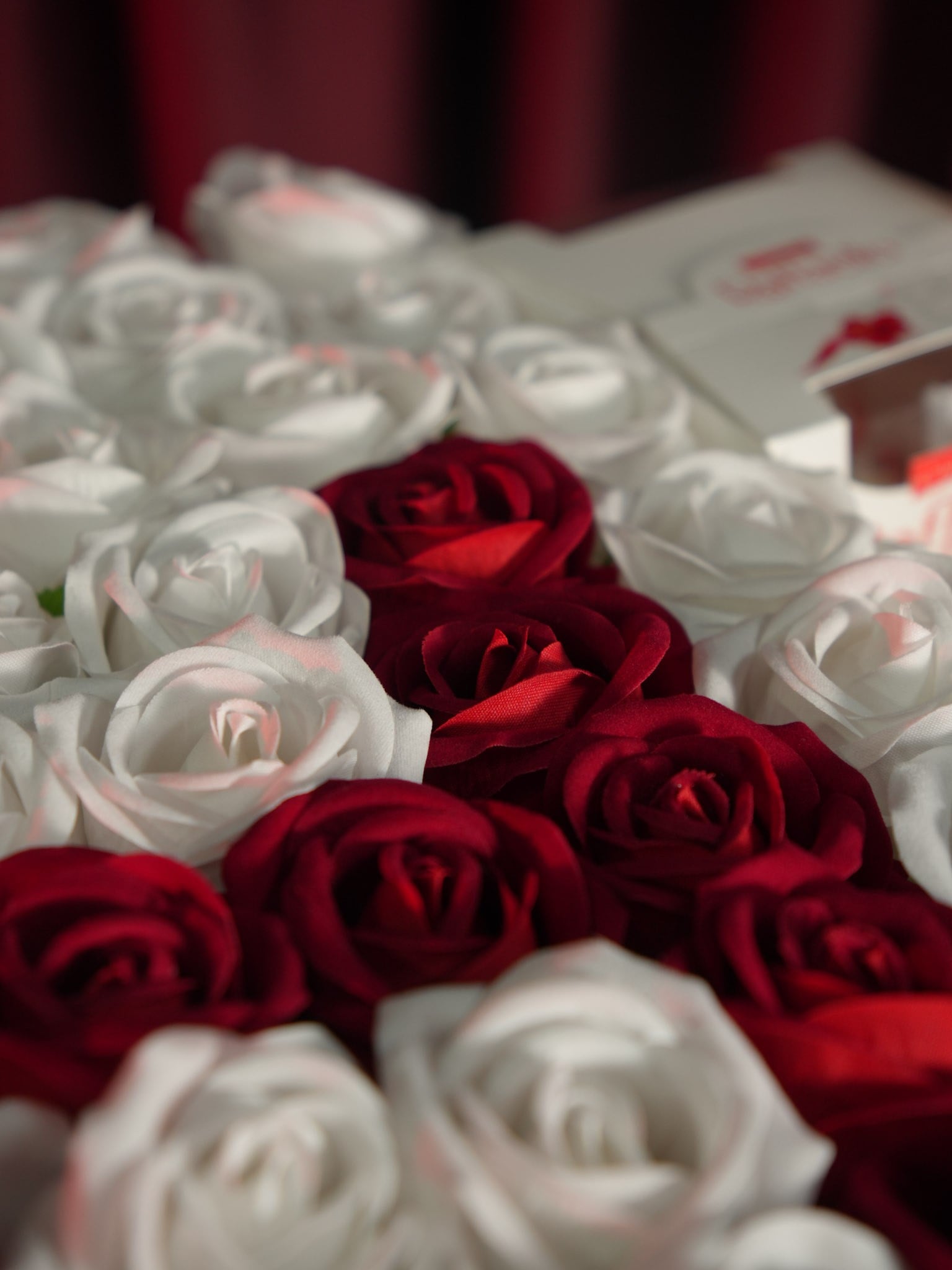 Beyaz Harfli Love Box - BORDO 1791 | İstanbul Gül ve Çikolata Kutusu