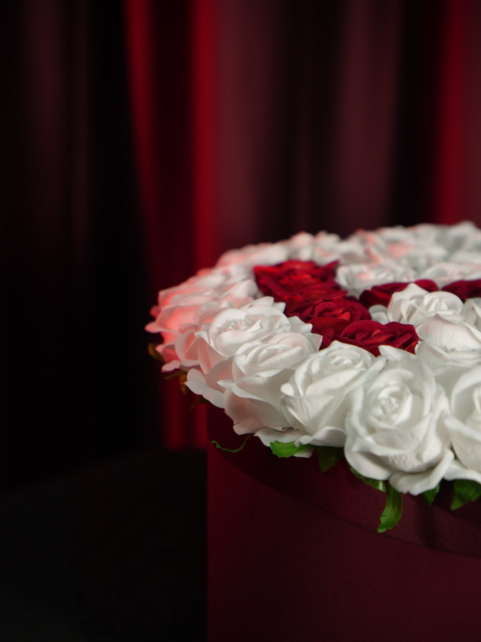 Beyaz Harfli Love Box - BORDO 1791 | İstanbul Gül ve Çikolata Kutusu