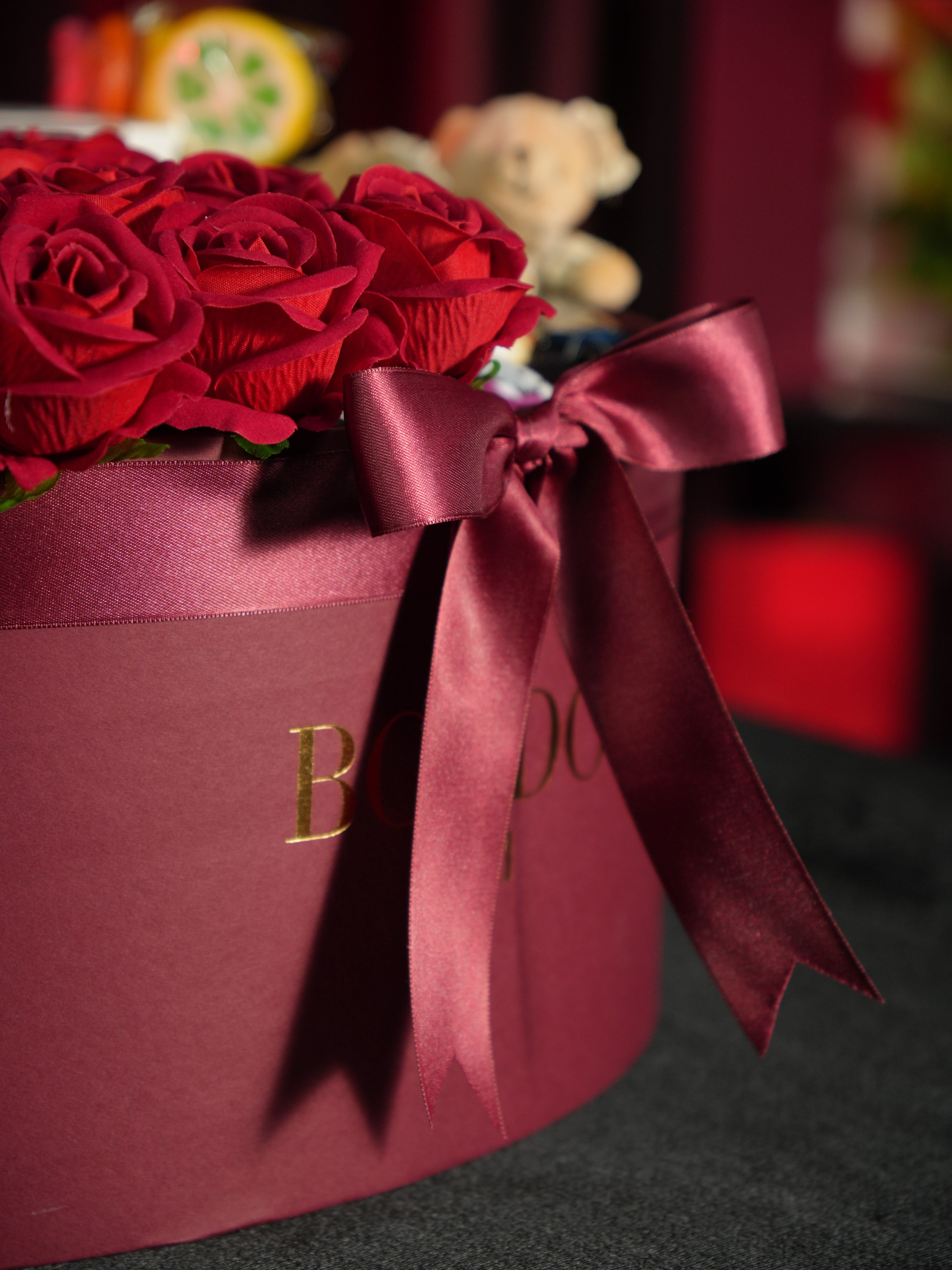 Love Box — Kadife Kutuda Gül ve Çikolata - BORDO 1791 | İstanbul Gül ve Çikolata Kutusu